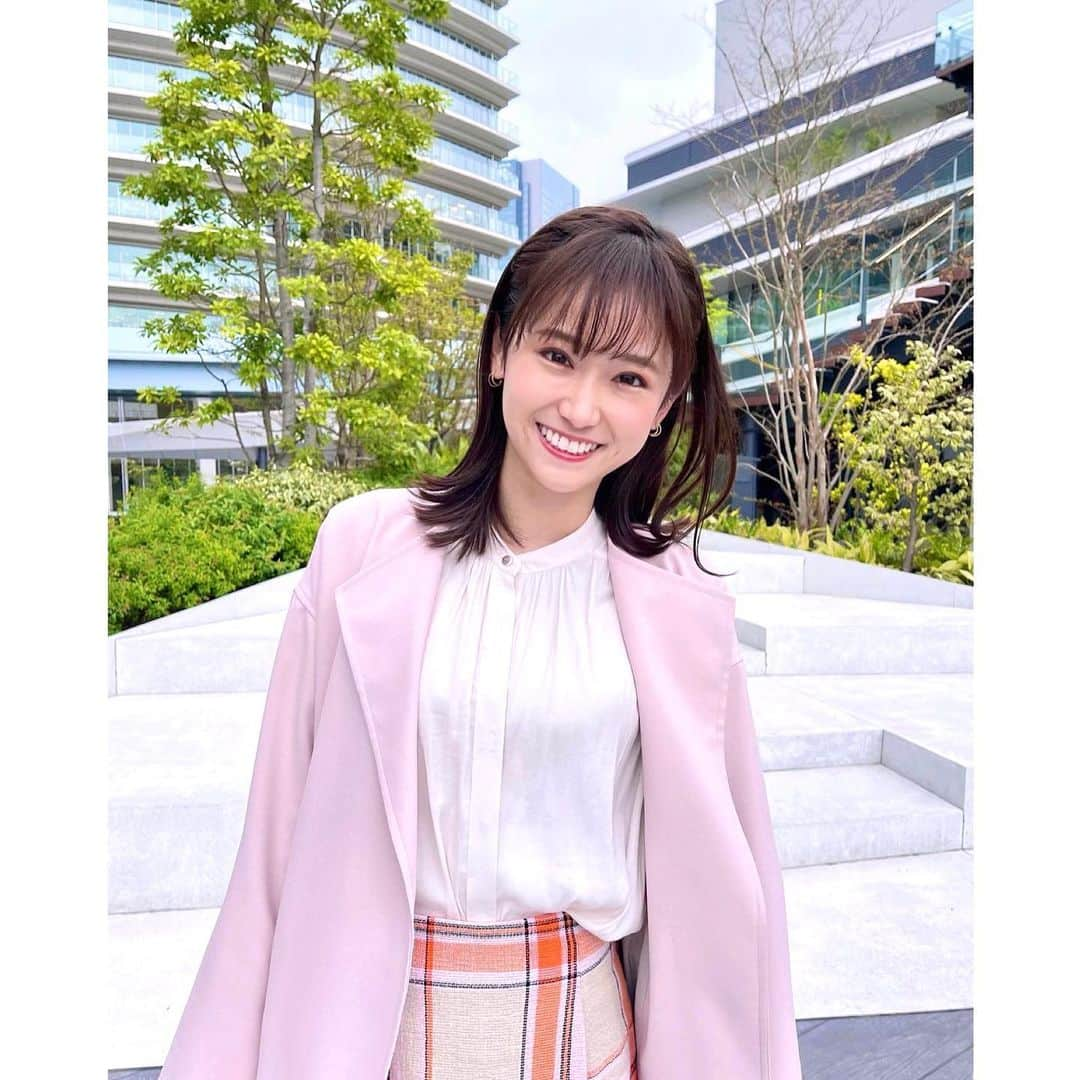 嶺百花さんのインスタグラム写真 - (嶺百花Instagram)「おはようございます！  お昼はにわか雨が降るかもしれないので「折りたたみ傘」を、夜は本降りなので「大きい傘」を忘れずにお出かけください😊☔️  skirt #フェルテ pierce #アネモネアクセ」4月18日 9時24分 - mine_momoka