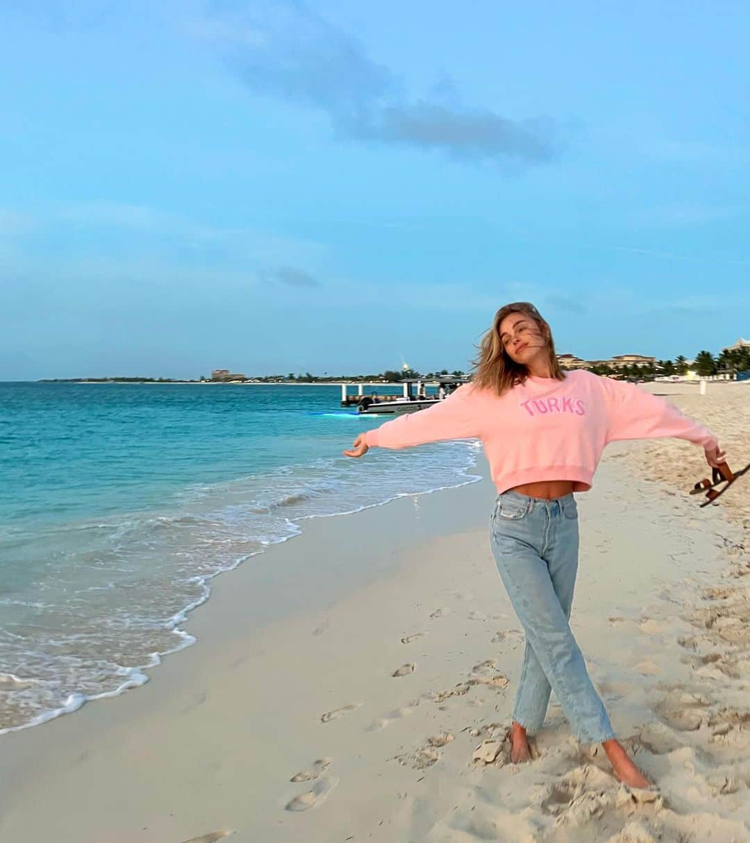 Elizabeth Turnerのインスタグラム：「happiest place! Beach at sunset ✌🏼🌊🤍 #ETphonehome」
