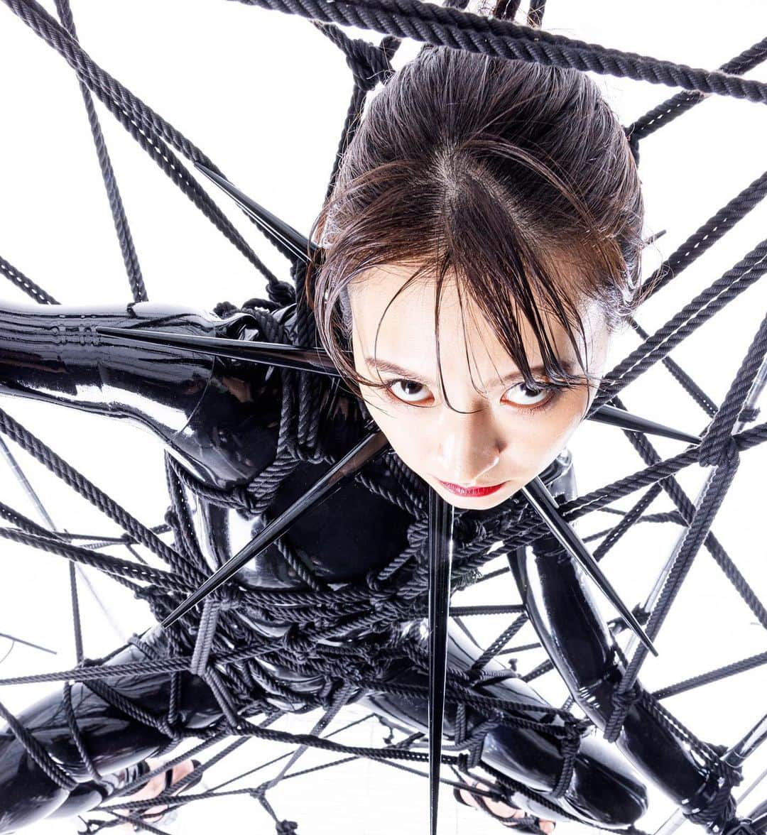 あいみさんのインスタグラム写真 - (あいみInstagram)「Black ropes  Model @aimi_feti  Shibari & Photo Hajime Kinoko @kinoko_shibari   accessory @bitchfistnyc  #blackrope #catsuit #rubber #installation #installationart #ropeinstallation #ropeart #hajimekinoko」4月18日 10時04分 - aimi_feti