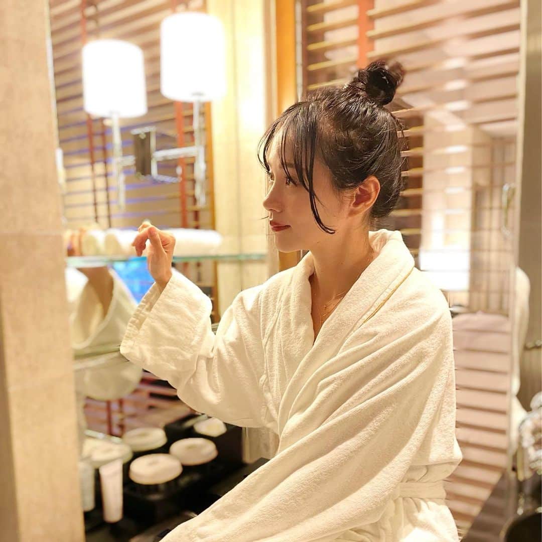 古田ちさこのインスタグラム：「✳︎ 先日ガーデンクリニックで受けたニュープレミアムオートファイバーレポの続きです😉🌱  ガーデンクリニック @garden_clinic_official は全国各地に店舗がありますが、私は池袋院 @garden_clinic_ikebukuro にお世話になっています。  清掃が行き渡っていてスタッフさんもとても親切です。🌼  メイクでカバーできないほうれい線、以前から気になっていてカウンセリングを受けてみたところアンチエイジング施術に定評のある飯ヶ谷先生 @garden_iigaya がその日在院ということで受ける決め手になりました😇  仕事がありダウンタイムはとれないという方におすすめのニュープレミアムオートファイバー。  私も腫れについては違和感があったのは直後だけで当日その後から友人と普通にお食事をしていました。友達にも「今日はすっぴんなの？」と言われたくらいの赤みで、アザは一度も出ませんでした。💡  翌日は元気にゴルフも行けたくらい⛳️🏌️‍♀️🎵  ちょっとの隙間時間で受けられる施術なので忙しい人にとってもおすすめです。😳✨  1ヶ月経過時のビフォーアフターも載せておきます。画像はちゃんと違いを見てもらいたくもちろん全て無加工。(シミやほくろは施術とは関係ないのでスルーしてね🤣)口角あたりのたるみが薄まって頬にハリが出ていると思います🎵  数ヶ月かけて完成形になるとのことで気になっている方も多いと思いますのでまた日が経ちましたらあらためてレポしますね💌🖋✨  二重埋没施術も得意だそうで、症例写真 #ガーデンクリニック_二重埋没法 や @garden_clinic で仕上がり見てみてね👀✨  #ガーデンクリニック #美容 #美容施術 #ニュープレミアムオートファイバー #プレミアムオートファイバー #脂肪注入#若返り #若返り美容 #アンチエイジング #美容医療 #美容クリニック #ほうれい線 #ほうれい線改善 #ほうれい線ケア #マリオネットライン」