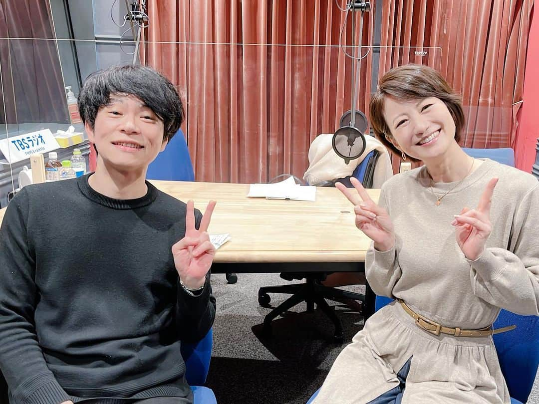 馬場典子さんのインスタグラム写真 - (馬場典子Instagram)「#TBSラジオ 13:45ごろ〜 「GIFT〜未来への贈り物〜」  今週のプレゼンターは 「#コウノドリ 」で知られる漫画家の#鈴ノ木ユウ さんです。  鴻鳥先生そのもの！みたいな 柔らかいビジュアルと語り口なのですが、 これまた 鴻鳥先生そのもの！な 芯を感じました。  ギフトを語って頂くと滲み出てくる 漫画家としての日常や ご家族とのお話など ナチュラルなお話が素敵でした。  #gift #未来への贈り物 #馬場典子 #ばばちゃんネル」4月18日 10時41分 - baba_channel