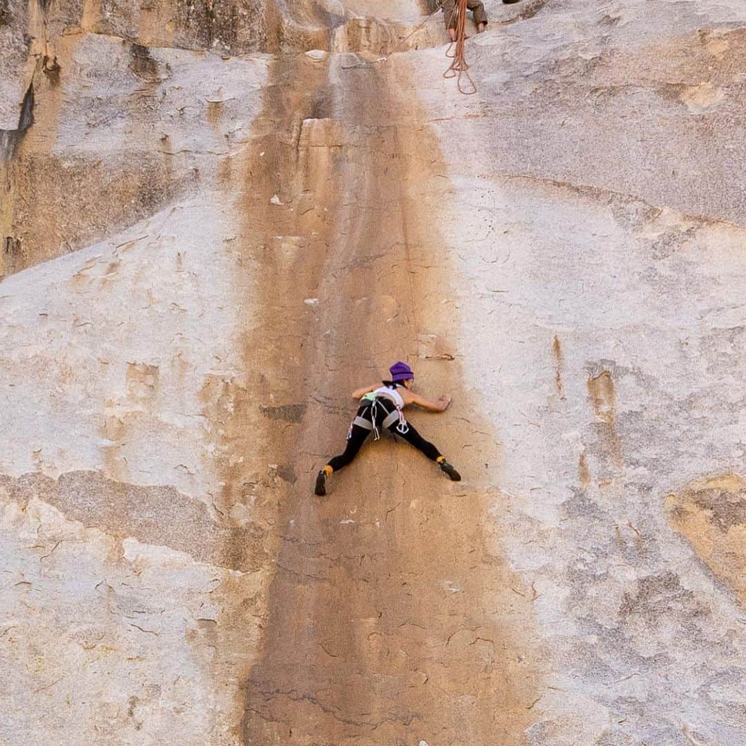 松島エミさんのインスタグラム写真 - (松島エミInstagram)「Solid Gold - JTree   Ph @hytshin   . . . #climbing#rockclimbing#girlswhoclimb #ジョシュツリー#クライミング#クライミング女子#tradclimbing#shemovesmountains #ladycrushcrew」4月18日 11時08分 - emimatsushima