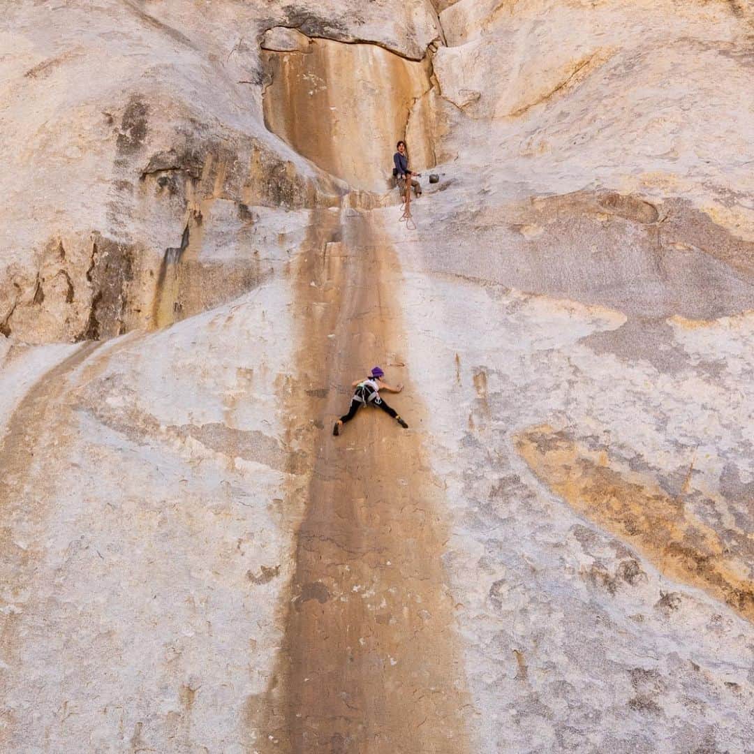 松島エミさんのインスタグラム写真 - (松島エミInstagram)「Solid Gold - JTree   Ph @hytshin   . . . #climbing#rockclimbing#girlswhoclimb #ジョシュツリー#クライミング#クライミング女子#tradclimbing#shemovesmountains #ladycrushcrew」4月18日 11時08分 - emimatsushima
