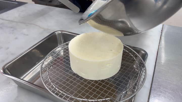 のインスタグラム：「宝石みたいなスイーツ💍💎✨ ミラーケーキ🎂💖 5月28.29日のパティシエ体験で作れます！！  お家ではなかなか作れないケーキを ぜひキャリナリーで体験してみませんか？☺️ ご予約はアカウントトップの ホームページURLより受付中◎  #パティシエ #専門学校 #製菓 #お菓子 #スイーツ #ケーキ #ミラーケーキ #ギャラクシーケーキ」