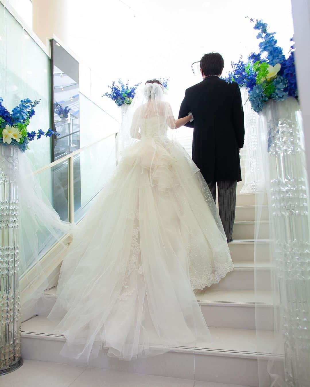 di grado dolce津のインスタグラム：「@dolce_tsu_heiankaku  【チャペル入場🕊】  結婚式をとても楽しみに されていたお父様✨  花嫁様との入場シーン👰‍♀️💐  色々な想いが込み上げる瞬間ですね✨  ---------------------------------------------  #ディグラードドルチェ津 では ご家族さまや少人数さまの挙式、お写真撮影も素敵にサポートいたします✨ お気軽にお問い合わせください🤵👰‍♀️💍  👉お問い合わせは、TEL 059-226-4122 👉他のフェアを見たい方は、プロフィール欄のリンクより 👉またネット検索｢ディ・グラード・ドルチェ津｣  ぜひ#ディ・グラード・ドルチェ津へお越しください。  🌱おすすめブライダルフェアはこちら🌱  直前予約OK【60分で見学OK！】スマート相談会  👰🏻花嫁支持率No.1フェア💍✨🤵🏻   お忙しいカップル様、お休みが合わないカップル様などに短時間でしっかりご案内！親御様とご来館いただくお客様もたくさんいらっしゃいます。 60分でわかる、1日1組貸切のドルチェウエディングの魅力をお伝えします！  ◆日程◆4月 毎週月曜日・木〜日曜日開催  ◆時間◆（予約優先・無料） 11:00〜18:00 当日のご予約でもOK🙆‍♀️お気軽にお問い合わせください✨  #ドルチェ津 #ディグラードドルチェ津 #ウエディング #結婚式 #結婚 #プレ花嫁 #プレ花嫁卒業 #卒花嫁 #2022夏婚 #2022秋婚 #2022冬婚 #三重のプレ花嫁さんと繋がりたい #津結婚式 #挙式  #フォト婚  #ドレス #wedding #photo #weddingphoto #instawedding #instaphoto」