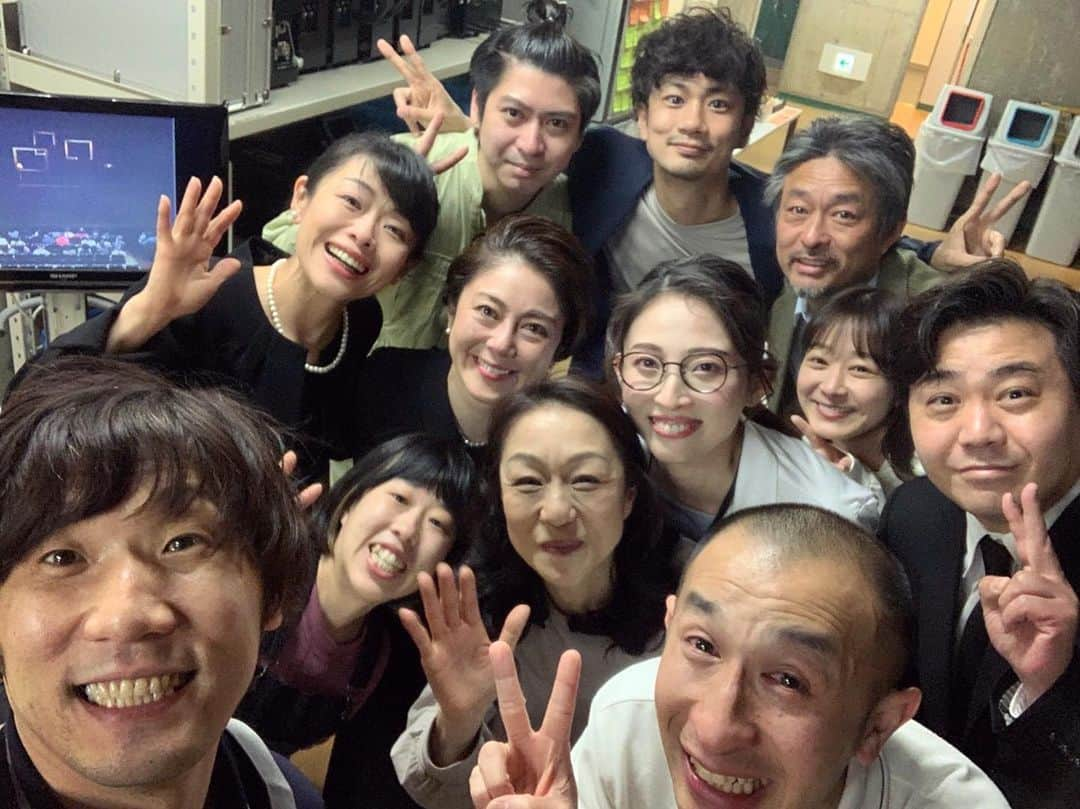 福田ゆみさんのインスタグラム写真 - (福田ゆみInstagram)「千秋楽！終演後。楽屋前で撮ったこの写真好き。 スタンディングオベーション。 ありがとうございます！痺れた。 感動しました。 ご来場くださった皆様ありがとうございました。  #東京マハロ #あの日わたしをはだかにして　#東京芸術劇場 #シアターウエスト  #矢島弘一 #山下容莉枝 #馬場良馬 #太田奈緒 #小林美江 #岡元あつこ #宮下貴浩 #横山涼 #内谷正文 #福澤重文 #春木生 #福田ユミ #西野優希」4月18日 11時57分 - yumifukuda0511