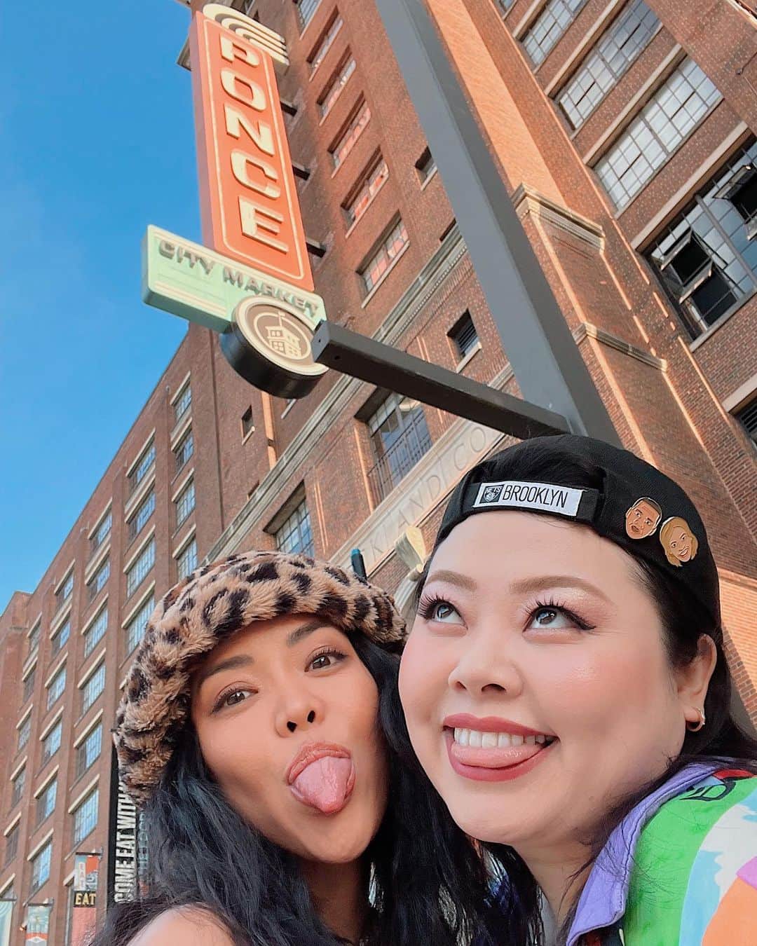 渡辺直美のインスタグラム：「My first time visiting Atlanta❤️ nice food,good people,cool culture, everything was beautiful🌸  i'm obsessed with Atlanta.  初アトランタ🥰 お友達の @maasaishihara と🥺 アトランタ在住の @chika_takai に色々連れて行ってもらったよ🥰ありがとう💫  食べ物美味しすぎて泣いた🥲 カルチャーもかっこいいし、人も温かくて今すぐにでもアトランタにまた行きたい‼︎  まあさちゃんがまじいかつくて😂 街歩いてるだけで、100人くらいにナンパされててさw 全然前進めなかったw まじ激強😂😂😂  私はおじいちゃんおばあちゃんに 「おめぇのそのシャツかっけーな‼︎どこで買ったんや‼︎」って別の所で大人気😂😂  それぞれの需要場所でやらしてもろうてます😂😂😂  初アトランタまじ最高でした🥰🌸  恒例の… どの写真が好きで、どの写真が謎？😂 謎が大きい場合は質問してくださいw  #atlanta」