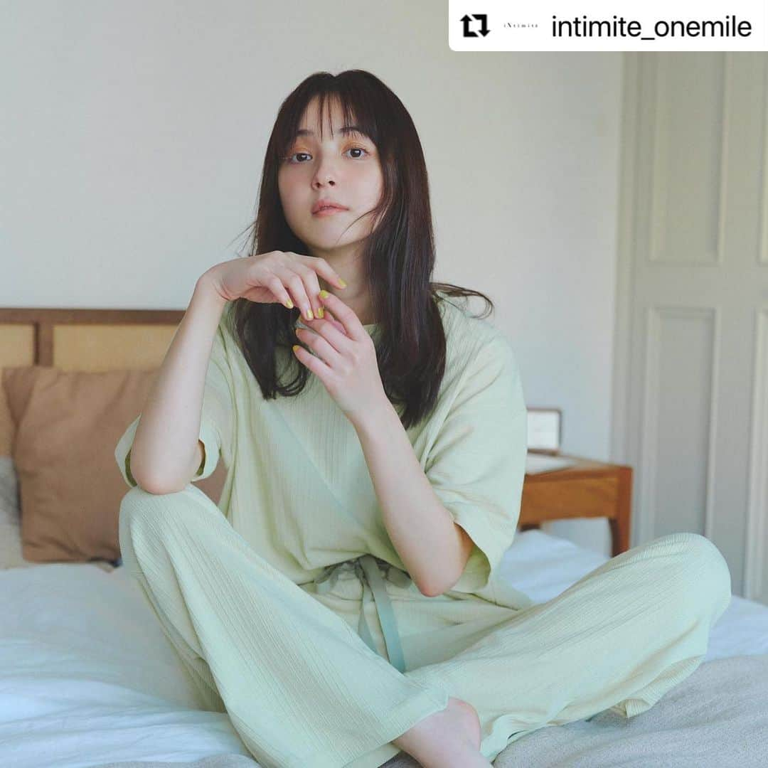 佐々木希さんのインスタグラム写真 - (佐々木希Instagram)「#Repost @intimite_onemile with @make_repost ・・・ . 【New Arrival】 -Random Rib C&S-  ✔︎ランダムピッチのリブ柄で肌離れがよく、サラッとした清涼感のある素材のトップスです。 ✔︎一見シンプルに見えながら独自のカッティングでゆとりのあるフォルムを作り出しています。 ✔︎同素材のパンツとセットアップでご着用いただくのがおすすめスタイルです。  ランダムリブカットソー ¥9,900（税込） #iNtimité #iNtimite #アンティミテ #madeinjapan #onemilewear #2022SS #ドライタッチ #半袖トップス #ランダムリブ #コットン #リラックス #セットアップ #部屋着 #ライムグリーン #ライトグレー #チャコール」4月18日 12時02分 - nozomisasaki_official