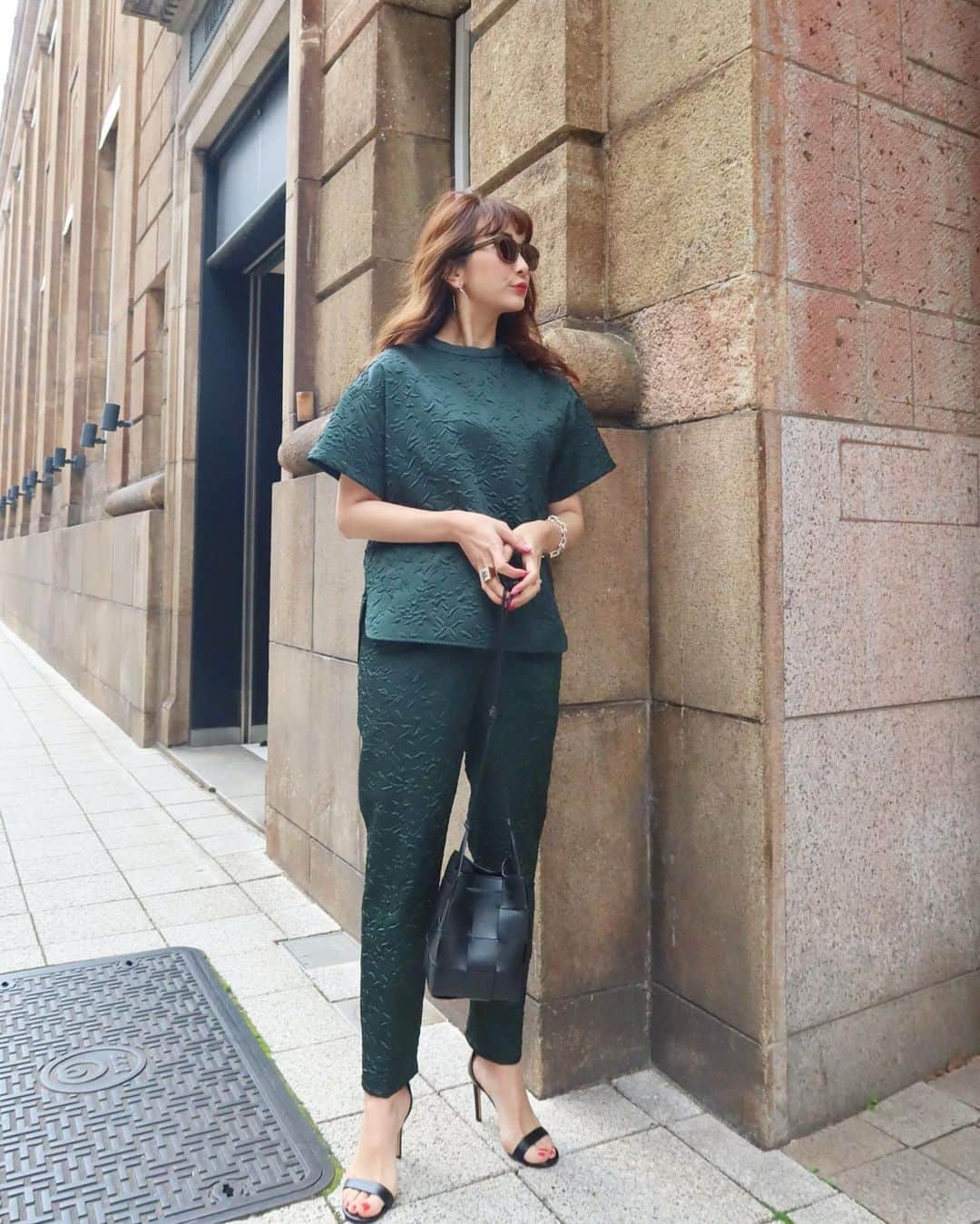Mai Wakimizuのインスタグラム：「ついに来週から伊勢丹popup shopが始まります！今日から先行アイテムを少しずつご紹介して行くのでご質問がありましたらコメント欄にお願いします＼(^o^)／ まず1番にお勧めしたいのがサテンエンボスセットアップ。サテン生地に立体的なエンボス加工を施したもの。個人的にはセットアップでカッコ良く着るのが1番好きだけど、トップス、パンツそれぞれでも使えるやつ♡高級感ある仕上がりで、まさに"いいモノ"を作れたと満足してます♡しかもこれ、オケージョンにも使える♡green.black.beigeの3色展開。 tops&pants:#linkable @linkable_official(伊勢丹popup先行発売) #wakkinstyle#ootd#coordinate ------------------------------ 【popup shopのご案内】 日時:2022年4月27日(水)〜5月3日(火) 場所:伊勢丹新宿店 本館1階 婦人雑貨／イセタンリーフ  ------------------------------」