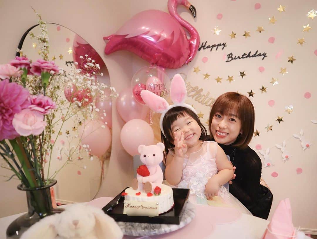 DJ YURiAのインスタグラム：「HBD🎂🎂🎂  うちのムチムチちゃんが3歳になりました🥺✨ 当日は今日なのですが、夫の帰りが遅いので前倒しでお祝いしました🥰  あっという間すぎる。 思い出が有り余る！！ 泣ける😭  子育てをして、というかさせてもらって、 初めての経験、 初めての感情、、、　 たくさんの大切な気づきがありました。きっとこれからもあるでしょう。親が子供を育てているようで、私は完全に娘に育ててもらっています。  暗い顔をしてれば『ママどうしたの？』って聞いてくれたり、ギューってしてくれたり。2歳の子にそんなことが出来るなんて想像もしてなかったです。 子供が与えてくれるパワーは凄まじいです！！  親が子を思う気持ちを理解して、自分の親のありがたみ、当時の思いを感じたり。  何より可愛くて愛おしい。 そんな想いも有り余っている今日この頃です。 長くなるからブログに書こう。  とにかく健やかに、 とびきりの笑顔で過ごせる人生を 願っています。  #愛娘 #お誕生日おめでとう」