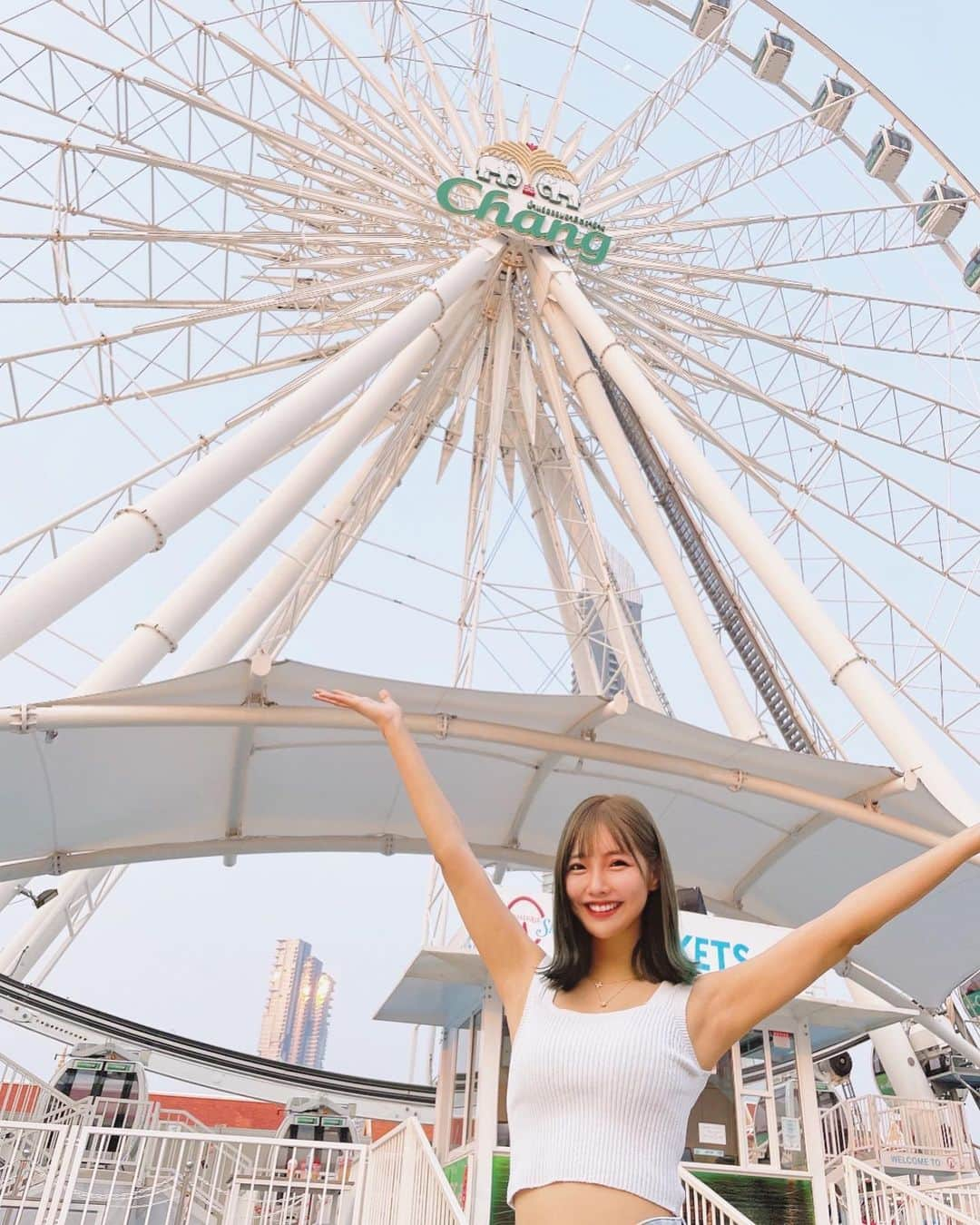 みまるのインスタグラム：「📍Asiatique the riverfront 爆速観覧車🎡🏰🎠  異常に早い観覧車あった笑笑 どうやって乗り降りするのかも謎😇 観覧車は怖くて乗れないタイプ🤦‍♀️  #みまる #mimaru #🇹🇭 #海外移住 #タイ #バンコク #タイ移住 #バンコク生活 #bangkok #thailand #海外生活  #海外旅行  #ナチュラルライフ #干物女 #自由人 #youtuber #バンコク情報  #みまるチャンネル #在タイ日本人 #在タイ #バンコク駐妻 #バンコク観光 #バンコク旅行 #アジアンティークザリバーフロント #asiatiquetheriverfront #バンコク映えスポット #asiatique #観覧車 #爆速観覧車」