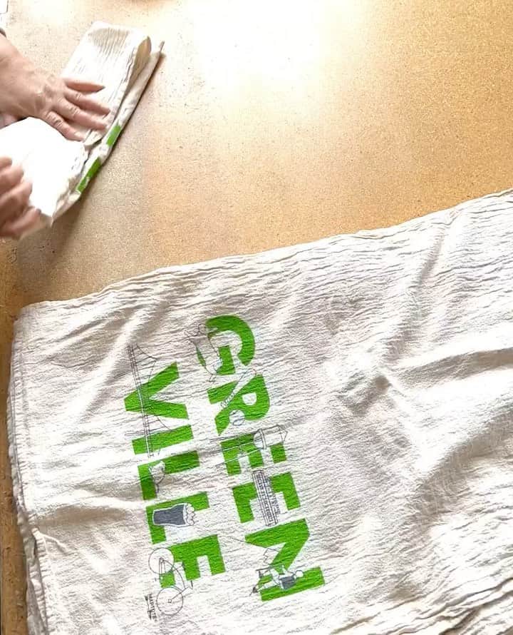 マップトートのインスタグラム：「Folding these fun custom Greenville, SC Tea Towels for Samantha Grace Designs 💚 Looking for custom? Reach out to us at custom@maptote.com」