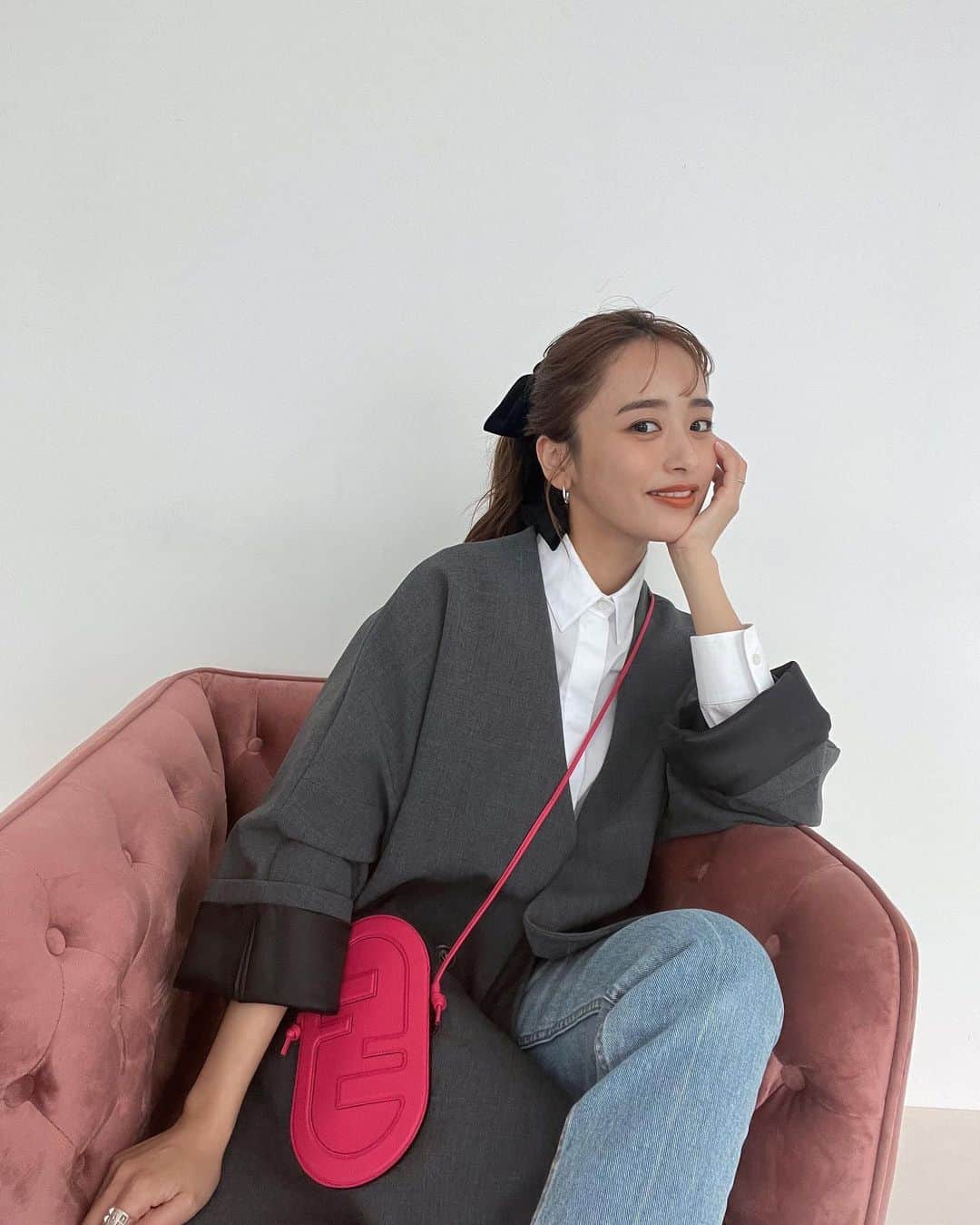 近藤千尋のインスタグラム：「今日もお疲れ様でした🥰 仕事が早く終わって 私服撮ってもらいました📸✨  @fendi  のスマホケースが 差し色の今日の私服です🌺🌺🌺 まだ少し寒い日が続くから ジャケットは手放せない。。笑🥶  #Fendi」