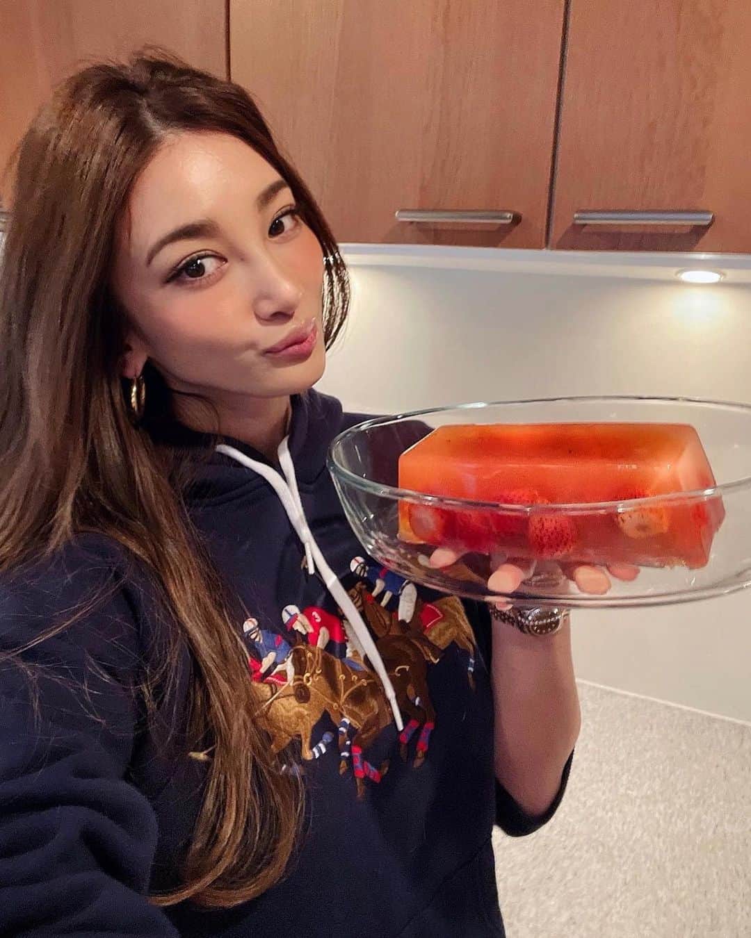 里海のインスタグラム：「プルプル🍓苺寒天ゼリー🍓 作ってみました✨ カロリーも低いし 甘さも調節できるので 大好き🥰  色々なの作りたいです🍓  水分500ccに対して4gの寒天を 入れて フルーツと甘味をたして 冷蔵庫ですぐ固まってくれます✨  私はピーチのジュースを 混ぜました✨  まつ毛は　@lovecurl.eyelash です✨ バインドロックを目尻だけにお願いしています😘」