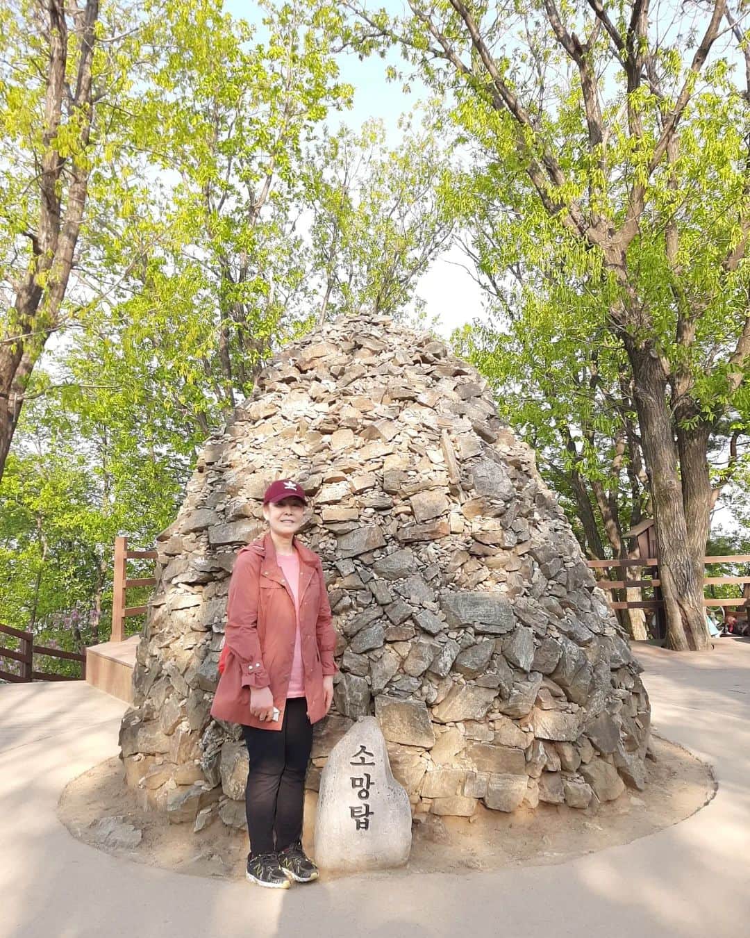 ソル・ジョンファンのインスタグラム：「저희 어머니에요! 아름답죠? 요즘운동하신다고 혼자 뒷산을 걸어다니시곤해요. 혼자 많이 외롭고 심심할텐데 사진 찍어주신분들 진심으로감사해요! 우연히 마주치면 반갑게 인사 해주세요!」