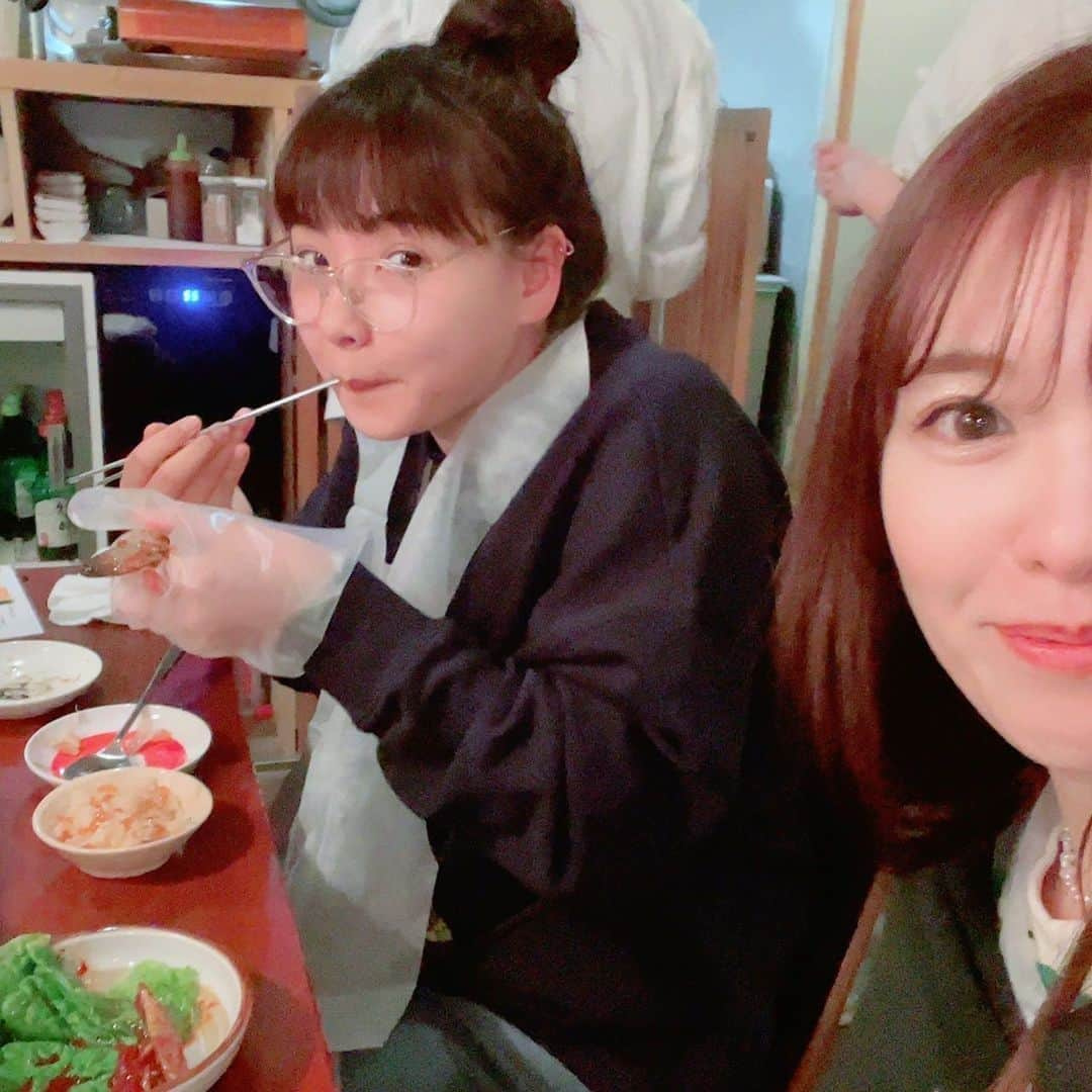 野呂佳代さんのインスタグラム写真 - (野呂佳代Instagram)「まなみん2days👭🏻💚 @manamin.512  疲れ気味だった私も元気に回復❤️‍🩹（こんな絵文字あったんだ笑） day①昨夜はまなみんオススメ私の行ってみたかった韓国料理屋さんへ🇰🇷 参鶏湯が美味しすぎたし、ここの海苔がめちゃくちゃ美味しかった✨ day②今日は以前私が「かまいまち」という番組でプレゼンターをやらせていただいたカレー屋さんに行きたくて行こうとしたら、、、月曜火曜定休日忘れてた。。ので違うカレーを食べて豆乳クレープを食べて、仕事へ行くまなみんを見送りました。 下北の好きなお店でＴシャツ3枚購入して @swingtoystokyo  充実した日です💛 皆さんは最近どんな充実した休日すごしてますか？？」4月18日 18時09分 - norokayotokyo