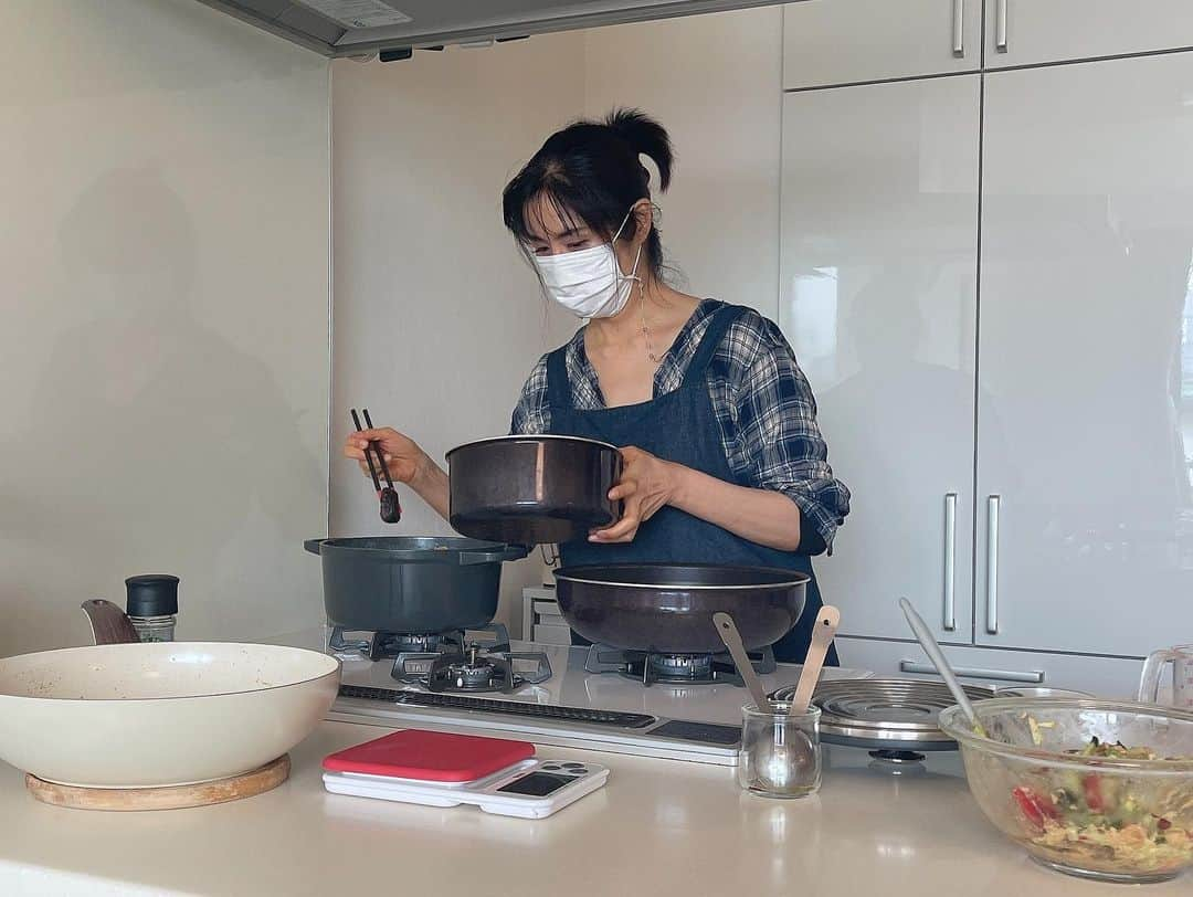 加藤綾菜さんのインスタグラム写真 - (加藤綾菜Instagram)「仲良しの減塩料理の中元千鶴先生✨  私にランチをふるまってくれました💕  エビ大好き！の夢を叶えるランチ🍴 ポテトサラダもマヨネーズ使わず豆乳！ デザートも味噌と甘酒のアイス🍨  美味しい🤭❤️  身体は食事で出来ているを教えてくれる千鶴先生✨  メインのすき焼きもお出汁で煮るから減塩なのに甘くて美味しい！  @chizuru.nakamoto  いつも、ありがとうございます❤️  また築地に買い出し行きましょうね✨  #中元千鶴 #料理研究家 #減塩料理」4月18日 18時21分 - katoayana0412