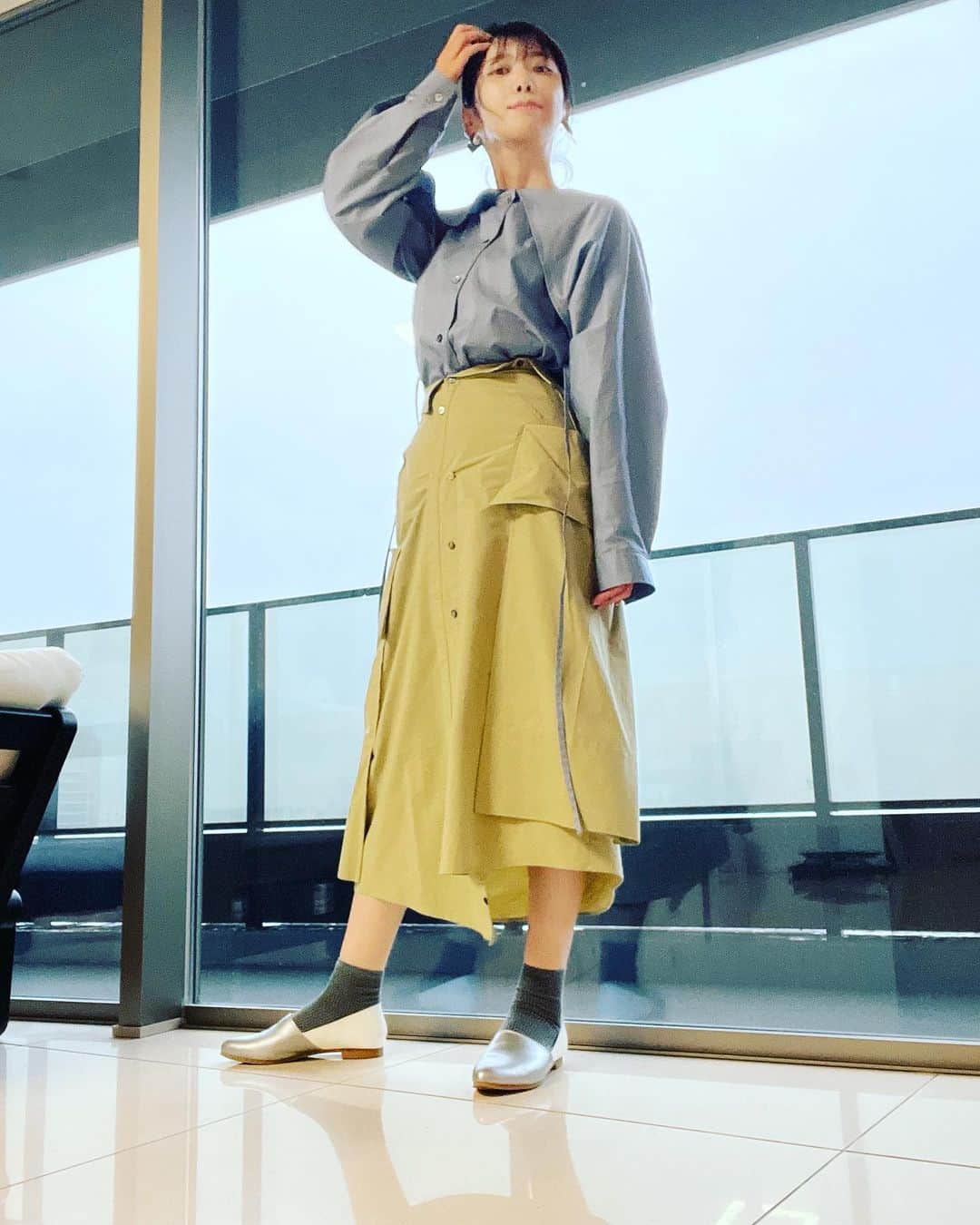 HIMIKOのインスタグラム：「ルシェルブルー 袖が着脱可能になっててノースリーブにもなるし 腕を通さず袖をプラプラさせて二の腕の太さを隠しつつノースリーブのようにも着れるのさ この袖プラプラシリーズ、あんまり今は売ってないけど私はすごく好きなので見つけたら即買い！ スカートも合わせて買ったんだけど 昔は36サイズでちょうど良かったのに 今着たら0.1mmの余裕もないジャストフィット！ 何か食べたらボタンが飛ぶぞ！   #ルシェルブルー  #irene  #キレイめカジュアルコーデ #大人カジュアル #大人ファッション #大人コーデ #大人メイク #大人スタイル」