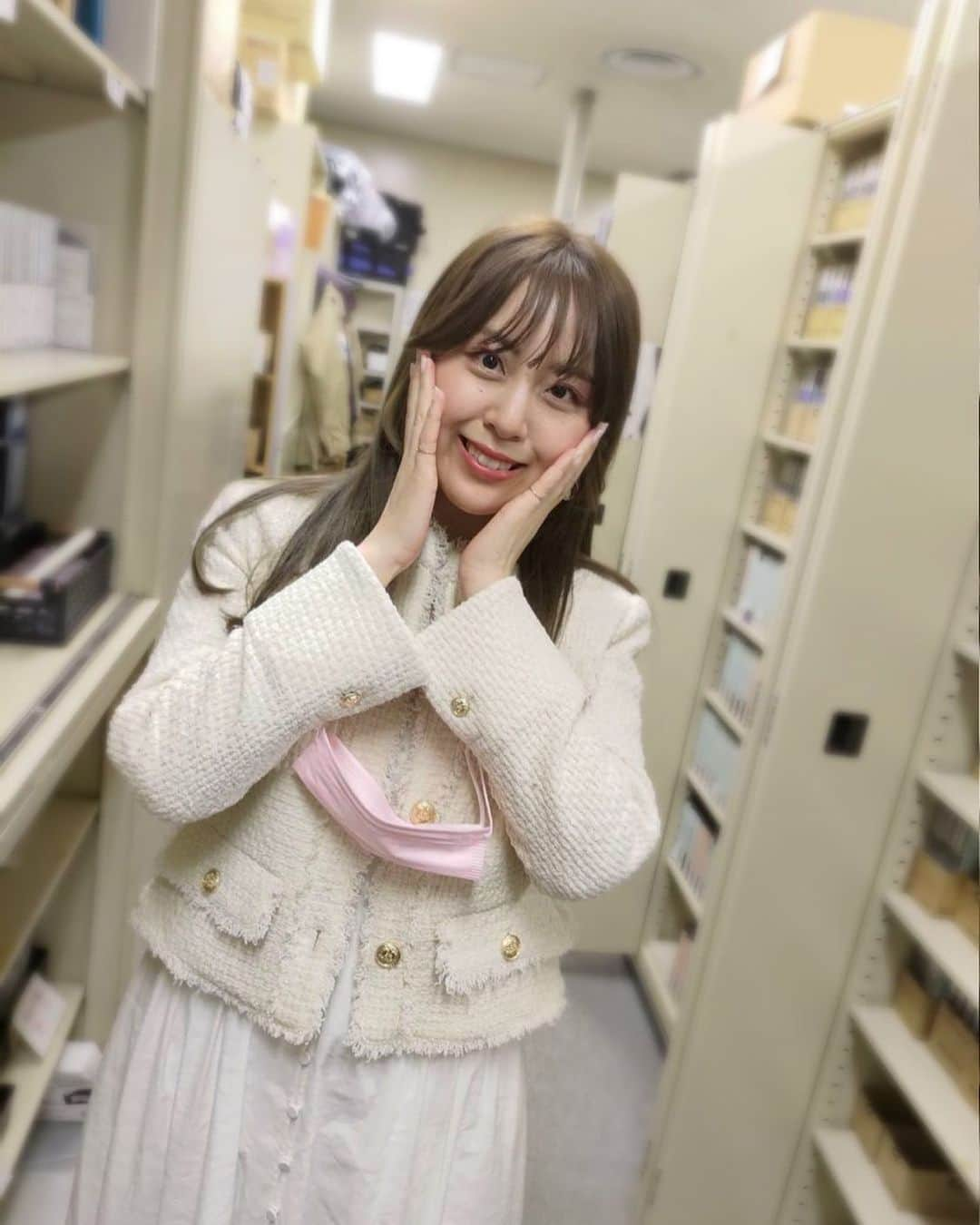 磯田彩実さんのインスタグラム写真 - (磯田彩実Instagram)「. きょうはインタビューへ行ってきました🎥  来週のスイッチンでご紹介します👆🏻✨  #tvh#スイッチン#シネマ #インタビュー #アナウンサー#磯田彩実  白ワンピにしたけど、 寒くて雨🥹笑  #outfit#herlipto  #ほっぺの巨大なニキビを隠してます」4月18日 19時02分 - ayami_isoda.tvh7