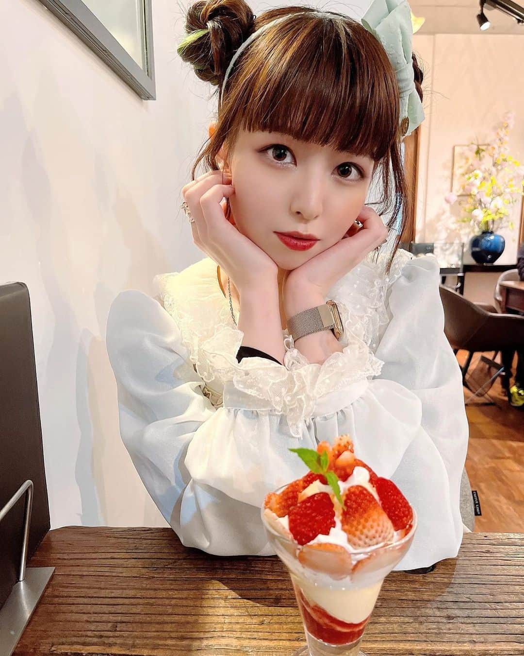 のインスタグラム：「撮影のあとにCafe de Lapis（ @cafe_de_lapis ）さまに行って、fraisierAOYAMA×Cafe de Lapisのコラボデザート「 #フレジエパルフェ 」をいただいてきました☺️✨  甘酸っぱいイチゴがたっぷりでとっても美味しかった🍓✨  5月8日までの期間限定で食べられるそうなので、気になった方は是非お立ち寄りください☺️💜  #fraisier  #🍓 #オタ活カフェ  #推し活」