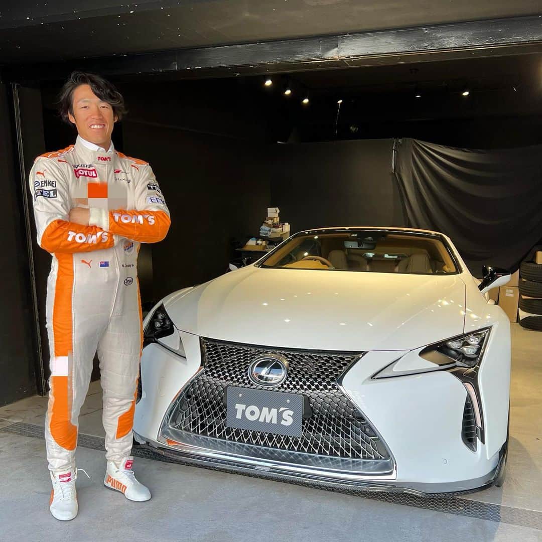 重信慎之介のインスタグラム：「- YouTube #6 【ド緊張】TOM’Sの大社長に呼び出されました。  なんと今回はあのTOM’Sさんにお邪魔してきました！まさかこんなにも早くこの日が来るとは思ってもなく、緊張しっぱなしの撮影でした、、。 若者の車離れといわれるこの時代で、【車の魅力を伝えていきたい】という私の取り組みに賛同して頂きこの様な機会を頂きました。 TOM’Sさんのチャンネルでは、谷本社長と対談させて頂いた動画があがっていますので、是非ご視聴ください👀 - TOM’S公式YouTubeチャンネル https://youtu.be/iSUwaJogHtk  - #toms #tomsracing #lc500 #しげガレージ」