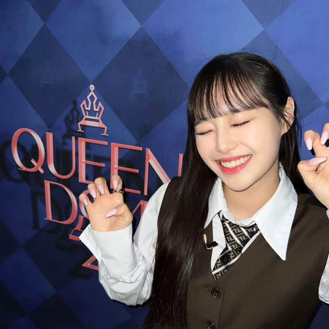 今月の少女のインスタグラム：「🐧 [#츄 / #Chuu] Shake it shake it 🤍  #이달의소녀 #LOONA」