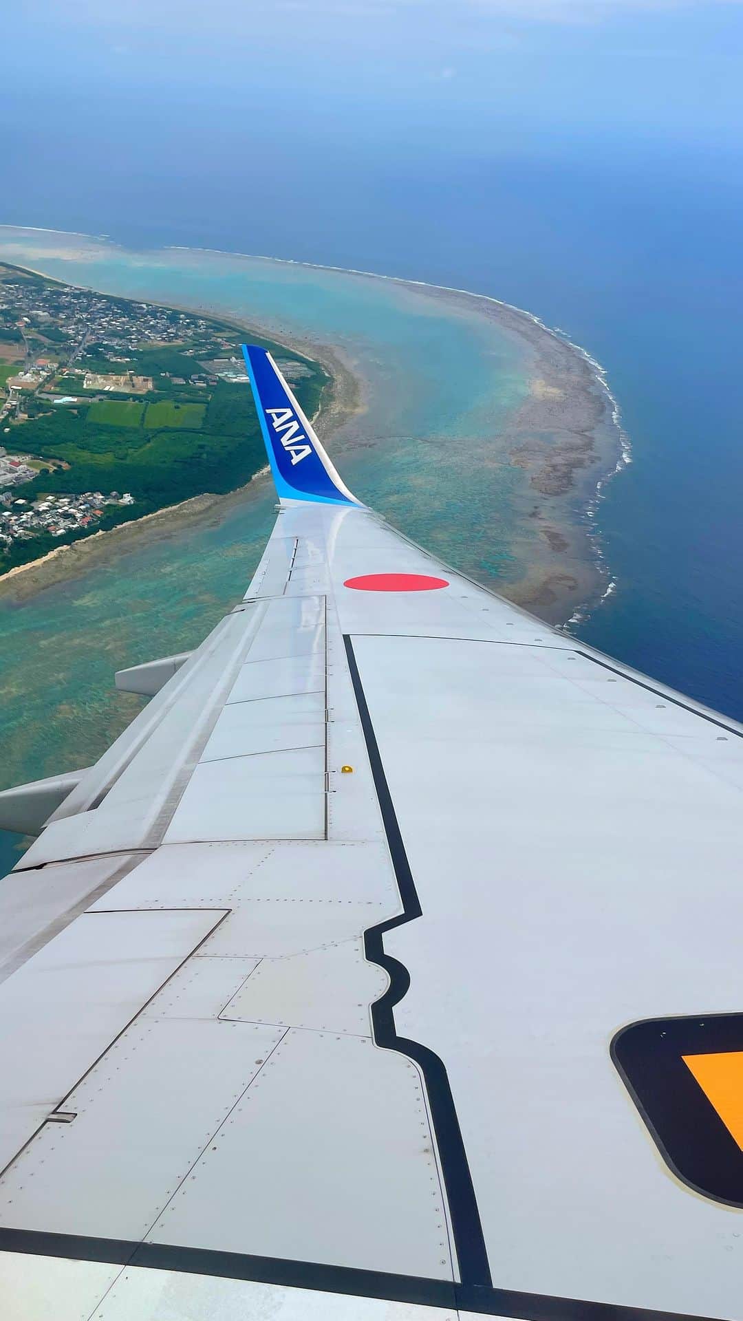 鈴木雅仁のインスタグラム：「また来年！  トライアスロンの現場見るのは大切。  #石垣島 #飛行機 #旅行 #観光 #ANA #珊瑚礁 #空」