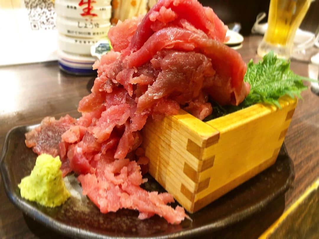 のインスタグラム：「まぐろんち　高田馬場  オススメシーン：飲み会、デート コスパ：★★★★ 味：★★★★ 雰囲気：★★★★ 接客：★★★★  系列店が何店舗かある、 100円のまぐろの中落ちが名物のお店！  毎月18日はビール100円orサワー250円が何杯でも飲めちゃう🍻  中落ちは量が100円とは思えないー🤣🤣🤣  中トロのレアカツも美味しかった♡ 　  #高田馬場グルメ #高田馬場#高田馬場飲み　#グルメ　#東京グルメ#グルメ好きな人と繋がりたい #グルメスタグラム #グルメ女子#お酒好きな人と繋がりたい #follow#followme#インフルエンサー#followforfollowback#いいね返し#likeforlikes #like4likes #follow4followback #いいね返し#おうちごはん #まぐろんち#まぐろんち高田馬場#100円の中落ち」
