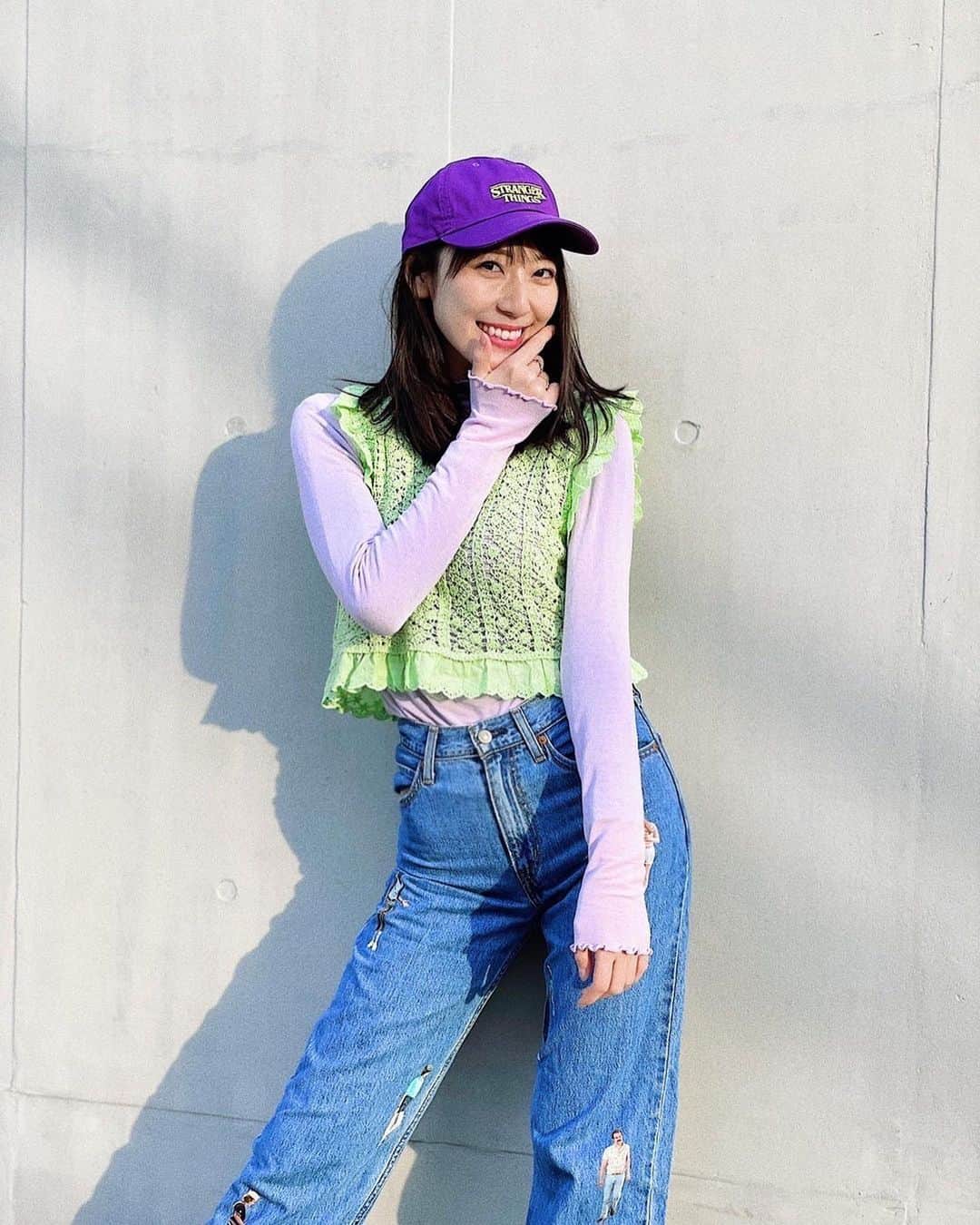 松井咲子のインスタグラム：「ストレンジャーシングス4楽しみコーデ  #strangerthings4 #cap#も#denim#も#sneaker#も #strangerthings  #netflix #過去の映画tシャツここから観られます  #さきT」