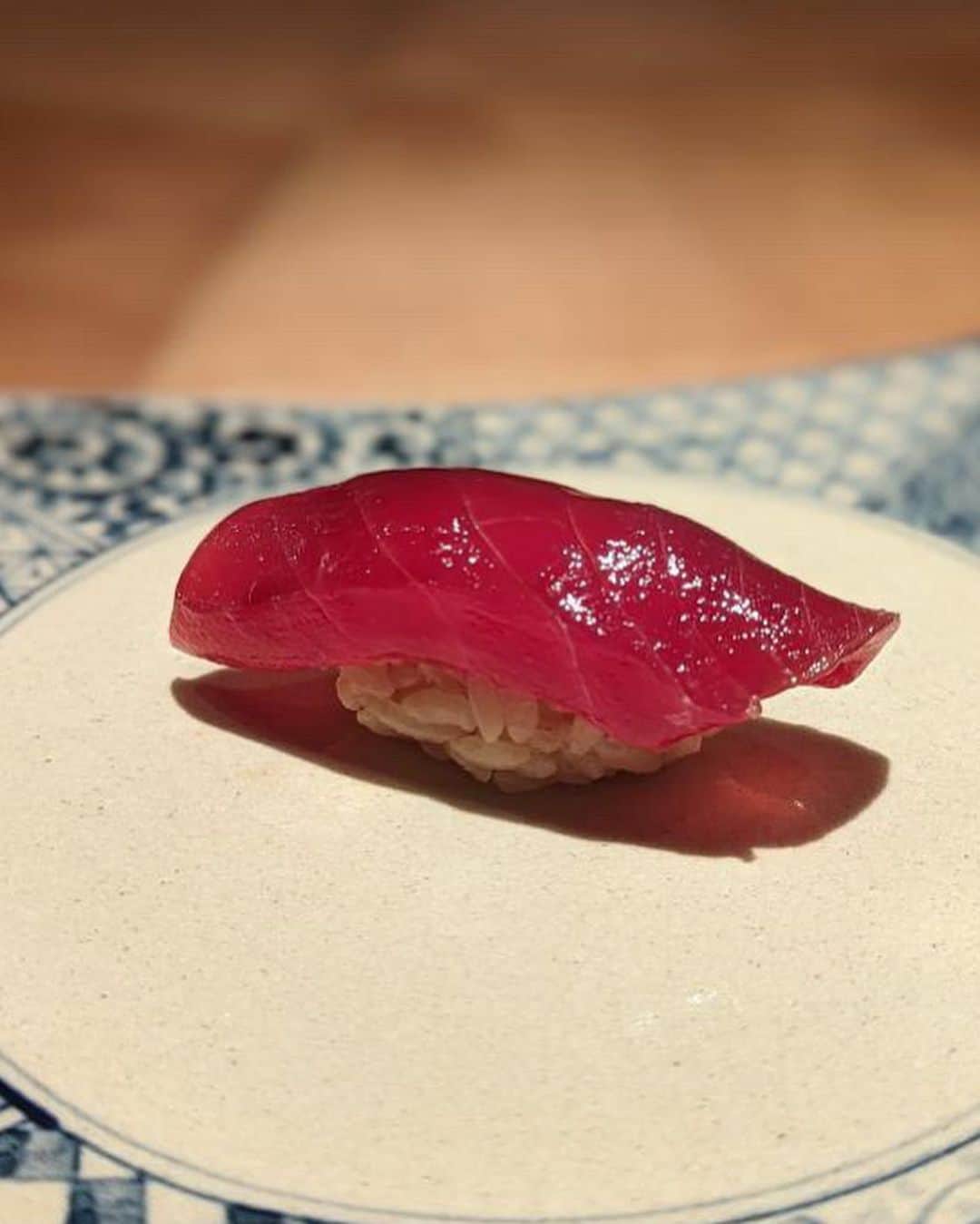 池田るりさんのインスタグラム写真 - (池田るりInstagram)「. 親友と色んな話をして、写真でも伝わると思いますがよく笑った夜✨😆 この日は二人とも大好きなお鮨を食べに行きました🍣  知人からオススメしてもらった西麻布の鮨 やま田 @sushi.yamada.nishiazabu へ行ったんだけど、こことっても美味しかった！👀関西風の塩味を抑えたやさしい赤酢のシャリがかなり好み🥺👏  白魚や小肌、赤身の漬けや中トロ、フワッフワの伝助穴子も最高で、さらに握りだけでなくつまみも絶品で久しぶりに再訪したいと思える新規のお店に出会えました〜😍✨ . 大阪出身の関西弁の大将は気さくでお話しやすくて、女性同士でも行きやすい雰囲気なのでおすすめです🙆‍♀️ .  .  #鮨やま田 #西麻布寿司 #港区寿司 #西麻布グルメ #港区グルメ #六本木寿司 #赤酢 #赤酢寿司」4月18日 20時02分 - ruri_ikeda