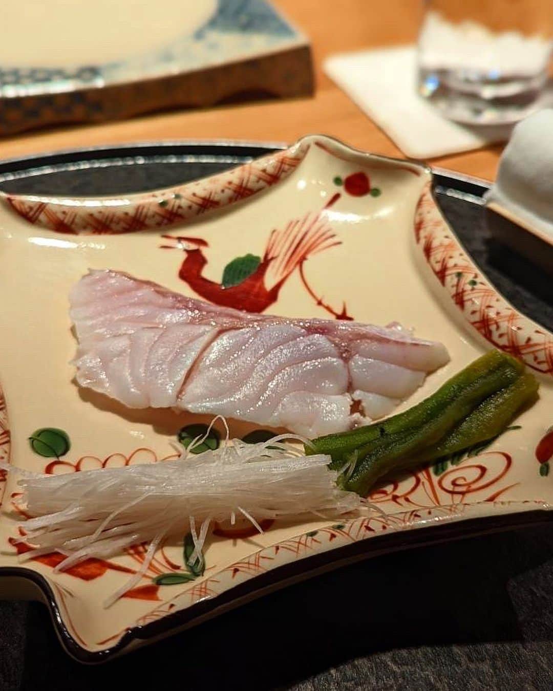 池田るりさんのインスタグラム写真 - (池田るりInstagram)「. 親友と色んな話をして、写真でも伝わると思いますがよく笑った夜✨😆 この日は二人とも大好きなお鮨を食べに行きました🍣  知人からオススメしてもらった西麻布の鮨 やま田 @sushi.yamada.nishiazabu へ行ったんだけど、こことっても美味しかった！👀関西風の塩味を抑えたやさしい赤酢のシャリがかなり好み🥺👏  白魚や小肌、赤身の漬けや中トロ、フワッフワの伝助穴子も最高で、さらに握りだけでなくつまみも絶品で久しぶりに再訪したいと思える新規のお店に出会えました〜😍✨ . 大阪出身の関西弁の大将は気さくでお話しやすくて、女性同士でも行きやすい雰囲気なのでおすすめです🙆‍♀️ .  .  #鮨やま田 #西麻布寿司 #港区寿司 #西麻布グルメ #港区グルメ #六本木寿司 #赤酢 #赤酢寿司」4月18日 20時02分 - ruri_ikeda