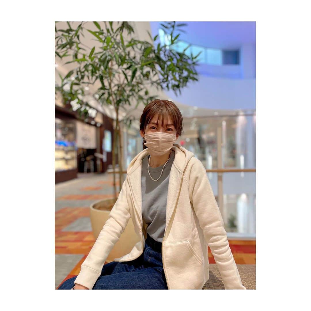 大河内奈々子のインスタグラム：「・ ・  着心地のいい　@flyhigh0505  のパーカー  カジュアルになりすぎないのは　タイトめのシルエットだからかな  肌寒く感じる日には欠かせないお気に入りです😊  #nanakoohkouchi #大河内奈々子 #パーカーコーデ」
