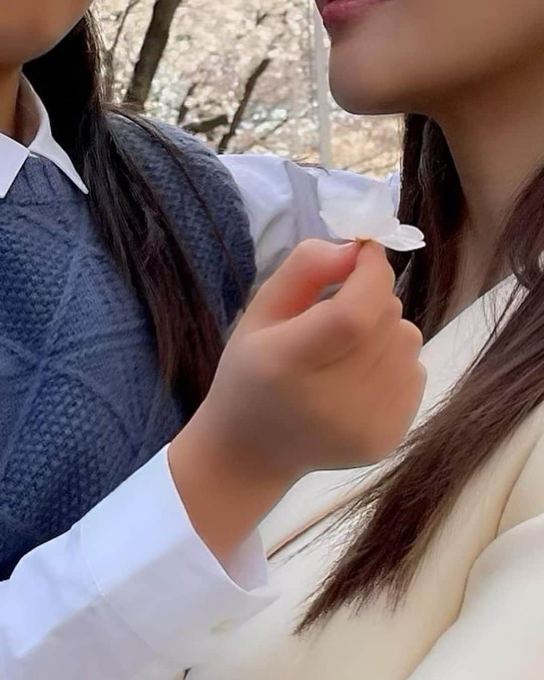 MIRIさんのインスタグラム写真 - (MIRIInstagram)「入学式の時の🌸 今月は気づいたら 投稿をまだ一回しかしていなかった😇 写真溜まり過ぎて😅🤳  入学式は親子で DIORのホワイトコーデにしました🥰 入学してからクラスの全員とお話しが出来た娘さん☺️ 先生のことも優しくて好き！って言ってくれてひとまず安心しております😮‍💨🌸  #入学式 #新入生　 #入学式コーデ  #dior #diorfashion  #diorkids  #ホワイトコーデ  #春 #spring  #jacket #setup  #ディオール #ニット  #写真 #セルフィー #instagram  #お買い物  #ファッション #ファッションコーデ  #東京 #tokyo  #fashion #shopping #ootd  #小学生 #新生活  #天丼 #桜 #🌸 #六本木」4月18日 20時07分 - miri.o3