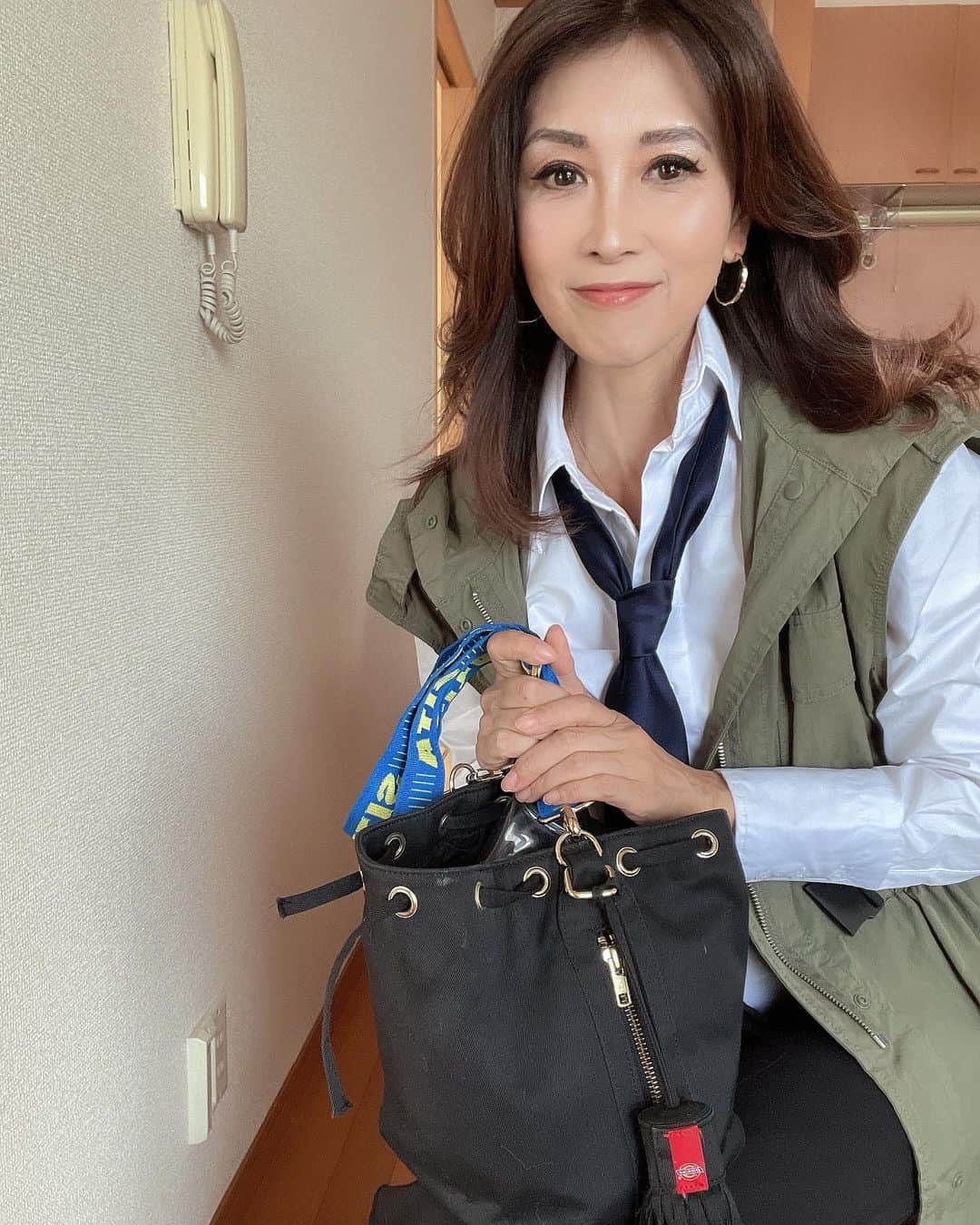 のインスタグラム：「🤍❤︎ 🤍❤︎ 🤍❤︎ シンプルにしすぎて やっぱ ネクタイを つけてしまう 朝８時  毎日毎日 クルクルクルクル  目まぐるしく変わる 社会情勢 会社情勢 自分情勢、、、、  尼さんにでもなろうかと ググってみたら  ⏬⏬⏬⏬ 女性としての楽しみを捨て去ることです。  仏門に入るということは俗世間で行っていたことを捨て去り、人間としての最低限の生活だけを続けることになります ⏫⏫⏫⏫⏫⏫  😑😑😑😑😑😑  今日も 早めに寝るとしよう  なんまいだ  #筋トレ #筋トレ女子 #筋トレダイエット#Fitnesswear#フィットネス#Fitness#フィットネスウェア#筋トレ女子と繋がりたい #筋トレで減量 #くびれ#美ボディ #アラフィフ#なおこ語録#アラフィフコーデ#筋トレ日記 #筋トレ生活 #ボディメイク #50代の筋トレ #熊本 #アンチエイジング#kumamoto #Trainingmotivation #Bodybuilding#Muscletraining #fitnessmodel#training #workoutvideo #gymgirl#Housemusiclove」