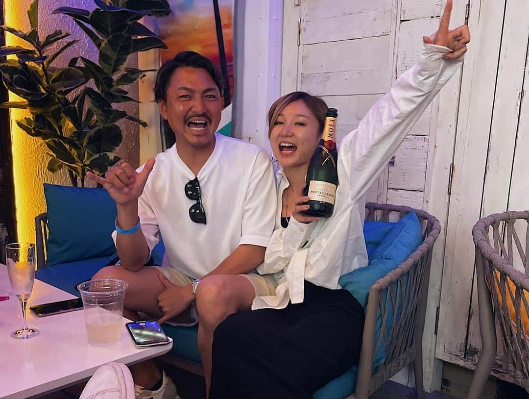 yoshiyaさんのインスタグラム写真 - (yoshiyaInstagram)「親友夫婦の結婚のお祝い第2段🥂 ⁡ サプライズで沖縄へお祝しに🌺 ⁡ 空気の読めない嫁は 登場1分前に外に出て来て 嘘でしょ~連発  動画の驚いた顔はサプライズのしがいがあるわ❤︎ ⁡ とりあえず成功って事で👌 おめでとう㊗️ ⁡ ⁡ #サプライズ #同級生 #37の代 #1人だけ年下イケメン混じる #沖縄 #ちょっぱらぁい🍻が生まれた日 #ちょっぱらぁいはデフォ」4月18日 20時18分 - 448_style