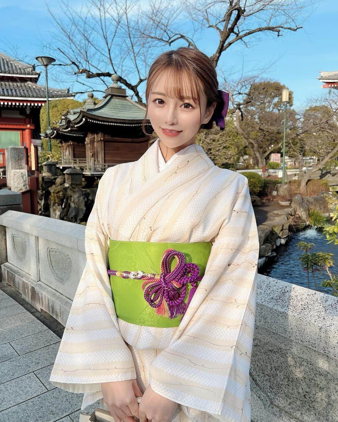 のインスタグラム：「Take a walk wearing a kimono👘🏮 Actually Japanese culture is  wonderful, so I wanna spread it to the world👏 、 、 、 浅草ぷらり⛩🇯🇵⚡️ 日本の文化ってすばらしいね！ 、 、 、 #asakusatokyo #tokyowalk #asakusa #kimonostyle #japanesegirl #浅草 #浅草着物レンタル #雷門」