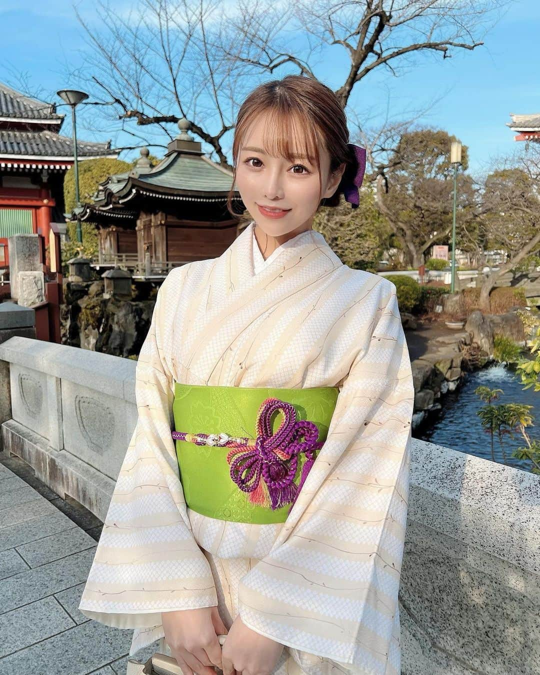 YURIのインスタグラム：「Take a walk wearing a kimono👘🏮 Actually Japanese culture is  wonderful, so I wanna spread it to the world👏 、 、 、 浅草ぷらり⛩🇯🇵⚡️ 日本の文化ってすばらしいね！ 、 、 、 #asakusatokyo #tokyowalk #asakusa #kimonostyle #japanesegirl #浅草 #浅草着物レンタル #雷門」