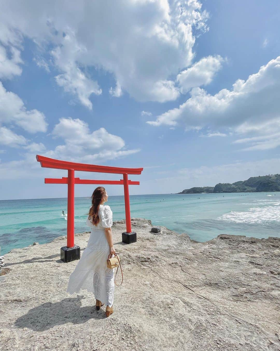 misatoのインスタグラム：「. 伊古奈比咩命神社⛩🌊✨ (いこなひめのみこと神社) 通称・白浜神社 . . 海岸にある鳥居が有名だけど 森の中を上がった先にある本殿も素敵な 伊豆最古の神社だよ⛩ 入ってすぐに拝殿があるけど 本殿までの雰囲気がとってもいいから 是非、本殿まで登って欲しいな☺︎ . . 海沿いの鳥居付近はいつ行っても強風🌬 ワンピースが張り付きます🤣 . . . ⚠️こちらの御朱印は書き置きです🐉 . . . . . . #神社巡り #神社#御朱印#御朱印帳 #御朱印集め #白浜#白浜神社#伊古奈比咩命神社#伊豆#伊豆旅行#下田#下田市#絶景#絶景スポット#海のある生活 #海のある暮らし #beach#下田観光 #鳥居#神社仏閣 #絶景#絶景スポット#丸顔しぞーか#japan#shizuoka#japantravel #japantrip #japantravel」