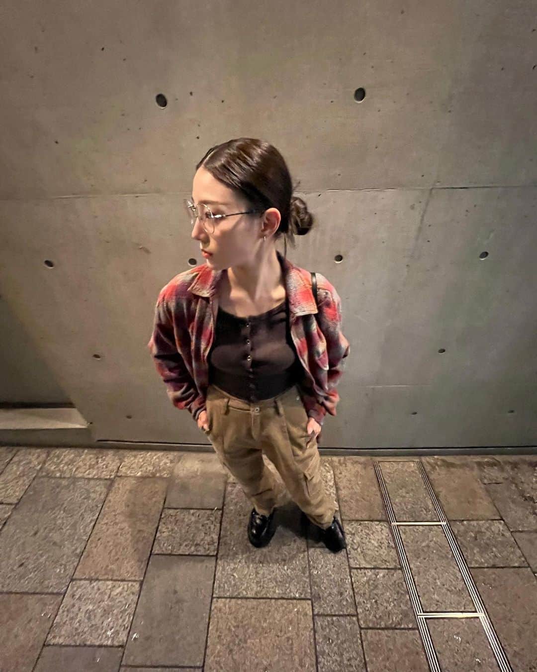 江田友莉亜のインスタグラム：「🐻🤎💭  👓 @chanelofficial  👕 @blackup_jp  👖 @emy_tokyo_official  👞 @drmartensofficial」