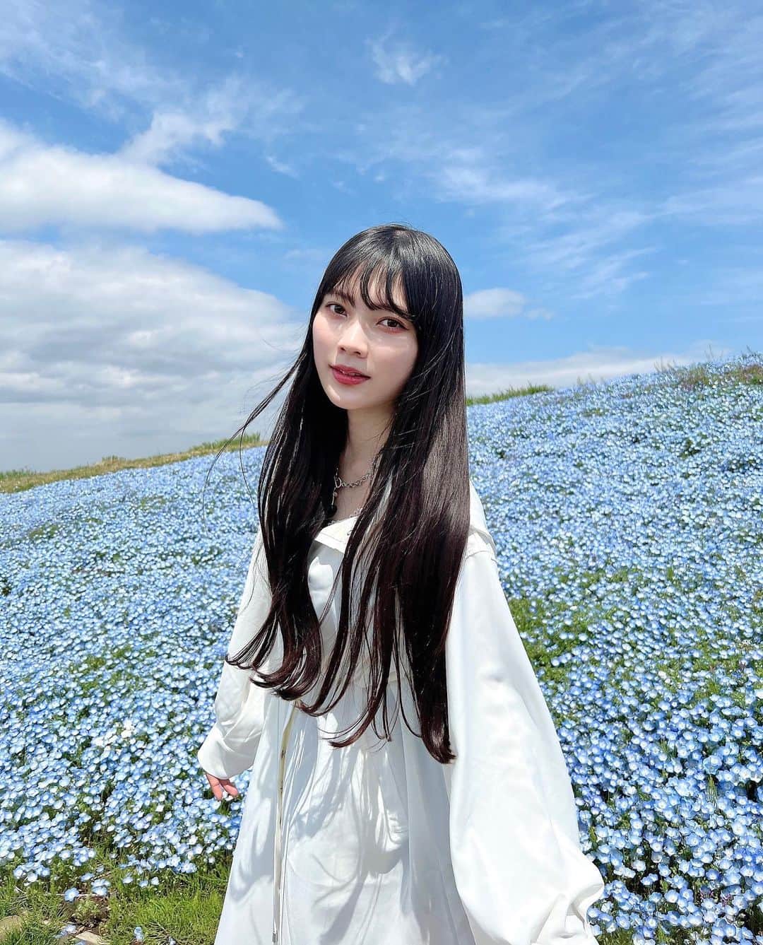 大石楓夏のインスタグラム：「ネモフィラ畑に行ってきた🦋🤍  ネモフィラが咲くシーズンにずっと行きたかったの🥺 お天気も良くて嬉しかったな🥰  ワンピースは @idem__official ❤️ シルエットが可愛すぎる🤭  #ネモフィラ #ネモフィラ畑  #国営ひたち海浜公園  #花畑 #白ワンピース #白ワンピ  #idem」