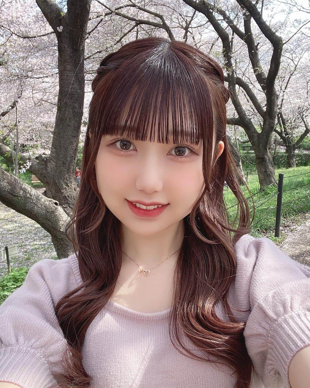 楠木しゅりさんのインスタグラム写真 - (楠木しゅりInstagram)「. 桜みながらおだんごたべたかったな〜 . . . #アイドル #地下アイドル #桜 #お花見 #お花見コーデ  #grl購入品  #grlコーデ  #ハーフアップ  #ハーフアップアレンジ」4月18日 20時45分 - kusunoki_shuri