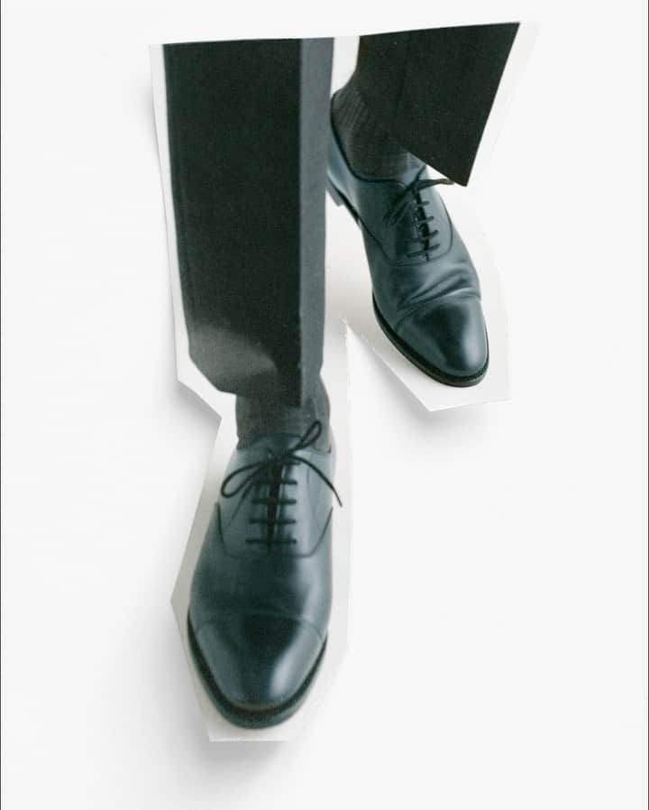 ジョンロブのインスタグラム：「A signature of the house, the classic City II Oxford gets a seasonal update with a palette of new leathers in deep navy, hunter green and rich oxblood. . #johnlobb  @martincole.de  @julienthomashamon  @gauthierborsarello」