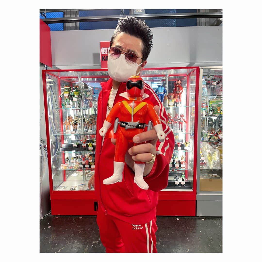 佐田正樹さんのインスタグラム写真 - (佐田正樹Instagram)「仕事帰りにたまたまcocooさんに寄ったらずっと探しとった、面取れの赤レンジャーマント付き発見‼︎ 迷わず購入‼︎ どっちが赤レンジャーかって〜？ 言ったなぁ〜‼︎ ハァーン‼︎ その顔に穴開けて〜 二度とデケェ口叩けねぇようにしてやろかぁ〜‼︎ ハァーン‼︎  #まんだらけcocoo」4月18日 21時11分 - satakisama