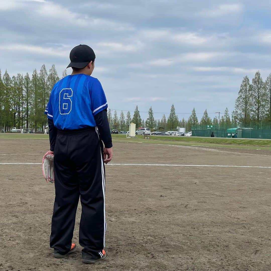 後藤拓実（四千頭身）のインスタグラム：「先日、草野球にいきました。 チーム名は球千投身。 メンバーは中学の同級生です。 4番ピッチャーで出て1安打2回10失点。」