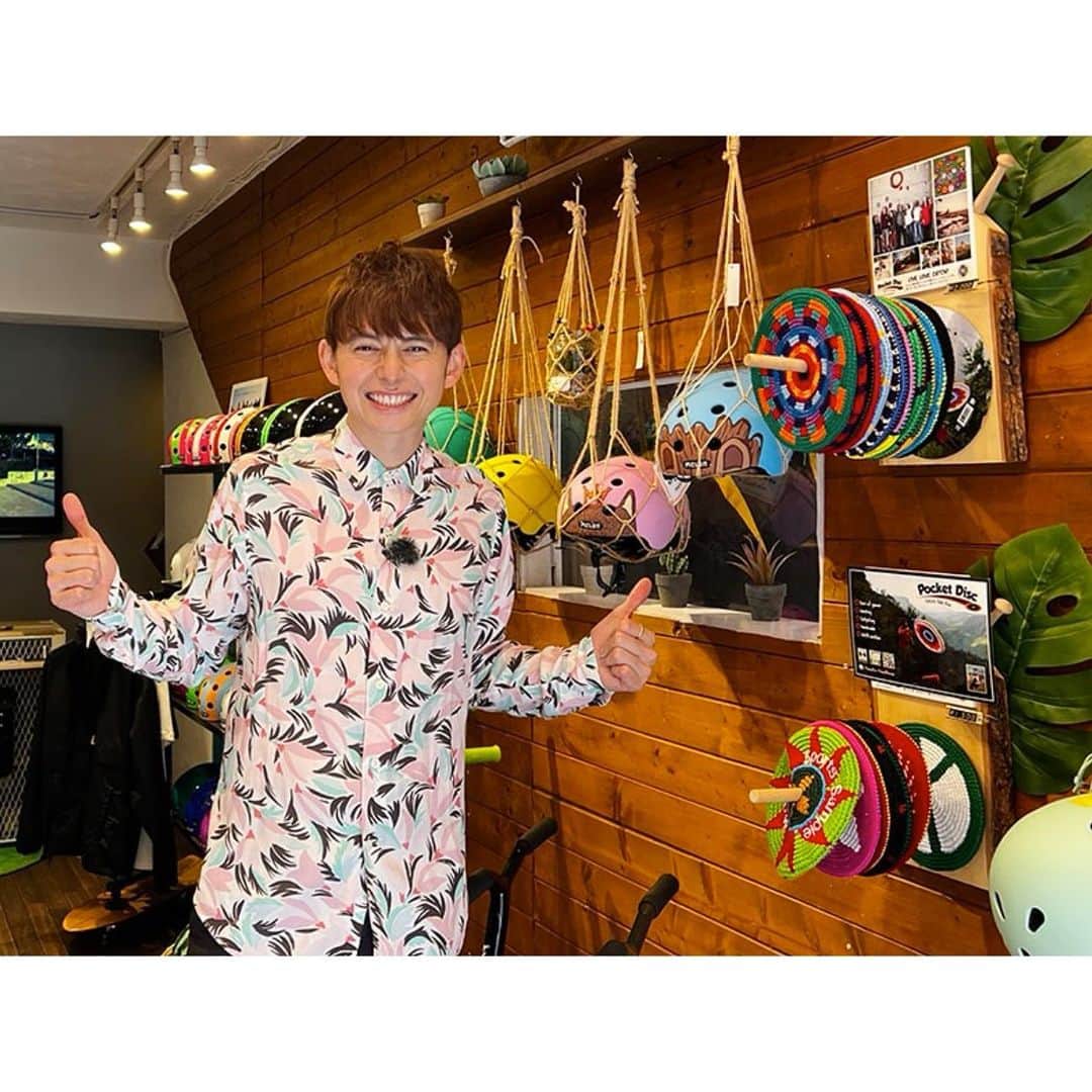 ハリー杉山のインスタグラム：「新レギュラー発表！  "東京GOOD!"  東京のいいね！を見つける毎週月曜テレビ東京の5分番組です🏃🏻‍♂️   初回は神保町のおとなり神田小川町。時計を50年戻すと札幌オリンピックの影響で、日本でウインタースポーツがブームに！小川町のスポーツショップを巡ります^_^  実は約110年前には @mizunojp が生まれた場所でもあると知ってました？^_^  今夜 2154〜 テレビ東京です🤘  週によっては高田夏帆さんの回にもなります！お見逃しなく〜  New program! "Tokyo Good!" @tokyo_good_tvtokyo   #神田小川町 #東京グッド」