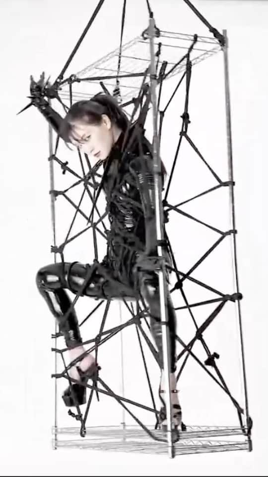 のインスタグラム：「Black ropes  Shibari & Photo Hajime Kinoko @kinoko_shibari  　 kinokoさんのアカウントのリールの方が画質いいです♡ よろしければそちらも併せてご覧下さい😌🌸  Model @aimi_feti  accessory @bitchfistnyc   #blackrope #rubber #ropeinstallation #hajimekinoko」