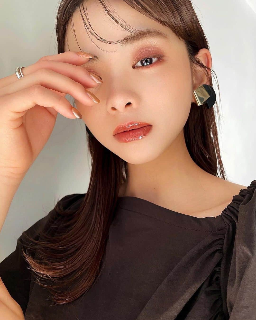 谷口翠彩のインスタグラム：「奥行きを纏う𖣔 🍁 𝒔𝒆𝒏𝒔𝒖𝒂𝒍 𝒎𝒐𝒅𝒆 🍁 𖣔  儚い gray✴︎red.  🍂✴︎AKEKAGE✴︎🍂  🌕𝑓𝑢𝑙𝑙 𝑚𝑜𝑜𝑛 🌕  揺るがない 想いを秘めて🍁  大好きな 緋影 -AKEKAGE ♡  【使用アイテム】 eye： @suqqu_official  シグニチャーカラーアイズ 05 緋影 -AKEKAGE eyeliner：  イン▶︎ @loveliner_official  クリームフィットペンシル ロージィブラウン 目尻▶︎ @suqqu_official  ニュアンスアイライナー01 mascara： @hince_official_jp  ニューアンビエンスカラーマスカラ アンフォールド cheek： @suqqu_official  129 冬木立 -FUYUKODACHI lip： @suqqu_official  シアーマットリップス 07  プロセスはリール🧵に🪄 ------------------------------ ①パレット右下をアイホール全体にのせる ②下まぶた3分の２にも入れる ③パレット左上を上まぶた 目頭から3分の２くらいまで上から重ねてのせる ④パレット右上を眉下、瞼の高い位置にのせる ⑤インラインを引く ⑥目尻だけに少し跳ねるようにリキッドを引く ⑧マスカラ ⑨チークとハイライトを入れる チークは頬骨高い位置から斜め下に入れる ハイライトは鼻筋、顎先、 チークのすぐ上頬高い位置に軽く乗せる ⑩リップ２度塗り  完成！  .  . .  #みどめいく#みどへあめいく #hince#hinceアイシャドウ#ヒンス#韓国コスメ#SUQQU#スック#suqquアイシャドウ#緋影 #ラブライナー#loveliner #ピンクメイク」
