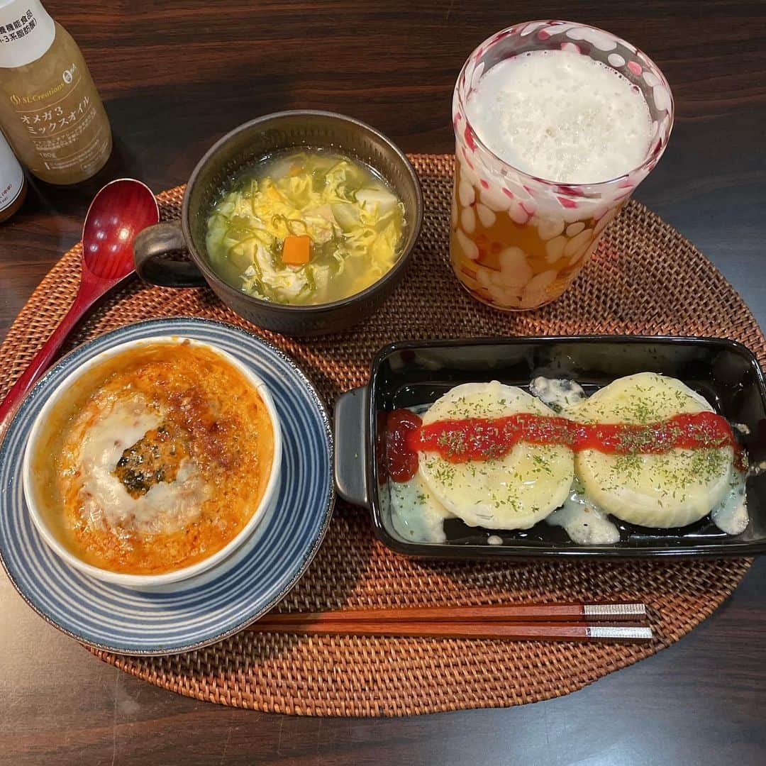 倉本康子さんのインスタグラム写真 - (倉本康子Instagram)「🌟 今日は時間なさすぎて 物凄い速さで夕食の支度したw できたw 頂き物の新玉ねぎ焼いたのと 刻みめかぶが食べたくてスープと レンジでミートドリア。 新玉ねぎは切っただけだし めかぶもドリアもお決まりの SL creations 冷凍庫内と野菜類だけは豊富な冷蔵庫です。 久々に夜にご飯(お米)食べたー！ #和洋折衷な夕食だわ苦笑  #スーパー短時間で済んだから助かった #安心安全食材 #冷凍庫は特に充実してます #新玉ねぎ #新玉ねぎスープ  #スープにも入れてます #刻みめかぶ #これは中華スープ #まとまりない献立 #それもよしとしよう  #slcreations #slcreationsのある暮らし  #忙しい時に助かる #刻みめかぶは飲み物」4月18日 22時21分 - yasuko_kuramoto_yakko