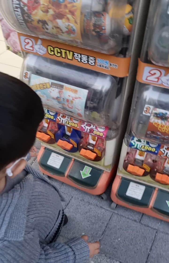 ミン・ヨンウォンのインスタグラム：「뽑기맛을 알아버린 인생 37개월차 🤣🤣  아빠랑 삼촌들이랑 놀고 오면 안알려주고 싶던것들을 알게되서온다 ex 슬러시 뽑기 도너츠 ..  휴  그래도 귀엽긴 귀엽다 으이긍  #사랑해 #아들 #아들맘 #서울맘 #강남맘 #육아맘 #육아소통 #일상 #소통 #맞팔 #데일리 #오오티디  #베이비스타그램  #babyboy」
