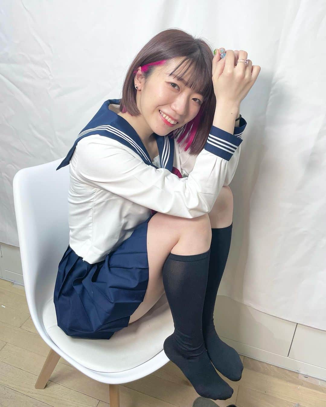 ぱいぱいでか美のインスタグラム：「えへえへえへ . 今月の受注チェキの受付が始まったので 先月の衣装セーラー服のときの写真をアーーーップ！！！ 我ながら圧倒的オプション感に驚きましたが 事務所の女性社員さんからも「エッチだ・・・w」と好評(?)でした 今月の受注チェキ衣装は🐶犬🐶 どんな犬なのかお楽しみに〜 販売URLはハイライトにあります🫶🏻 . #セーラー服 #コスプレ #でか美ちゃん」